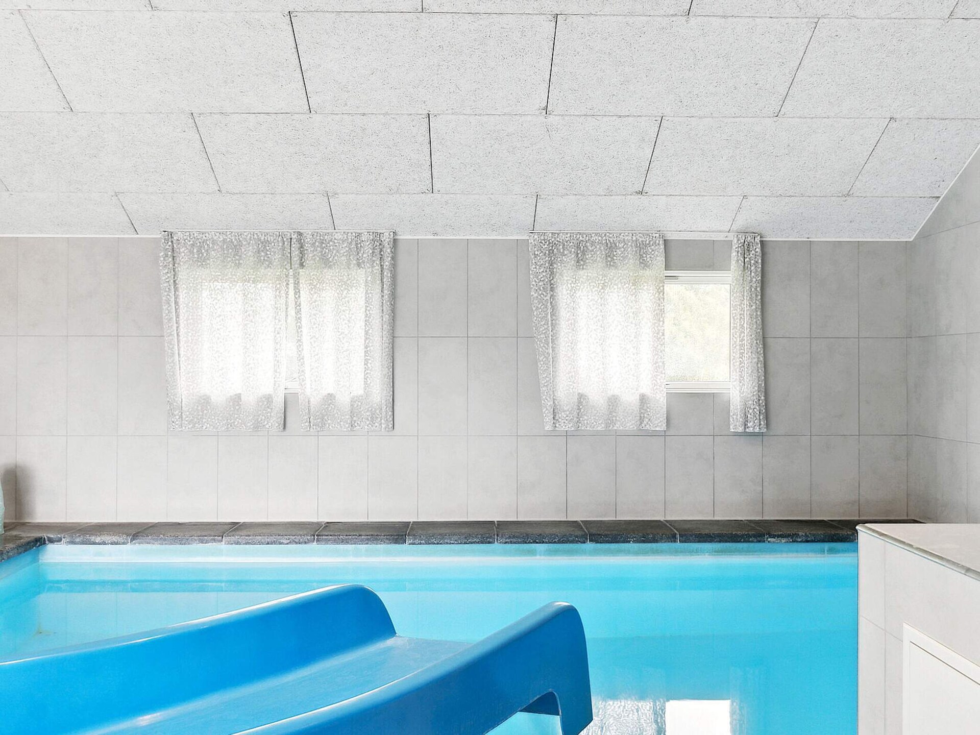 Ruim vakantiehuis voor 14 personen met zwembad, sauna en activiteitenruimte op 800 meter van zee - foto 10