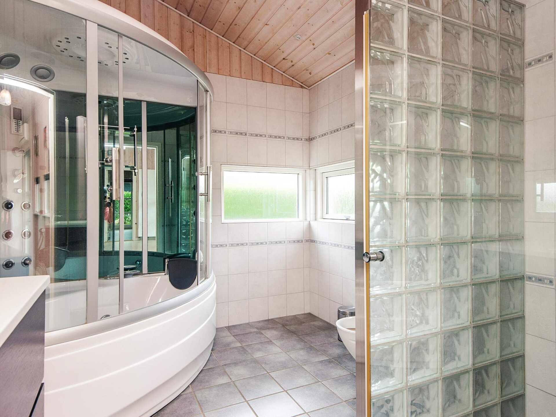 Activiteitenhuis aan het Kvie Meer met whirlpool, stoomcabine en panoramisch uitzicht - foto 27