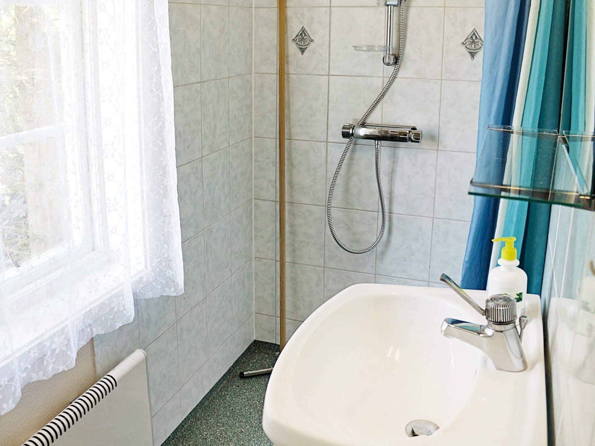 Knus rood vakantiehuisje bij het meer Älmaren in Ekkullen - foto 11
