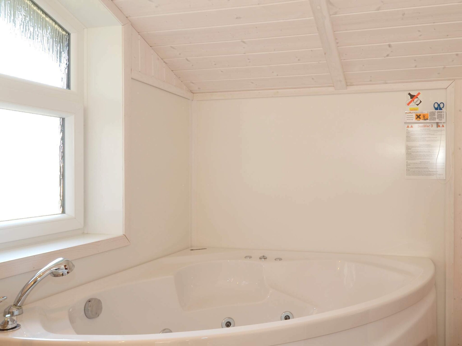 Licht Scandinavisch vakantiehuis met sauna en whirlpool, 250m van zee - foto 8