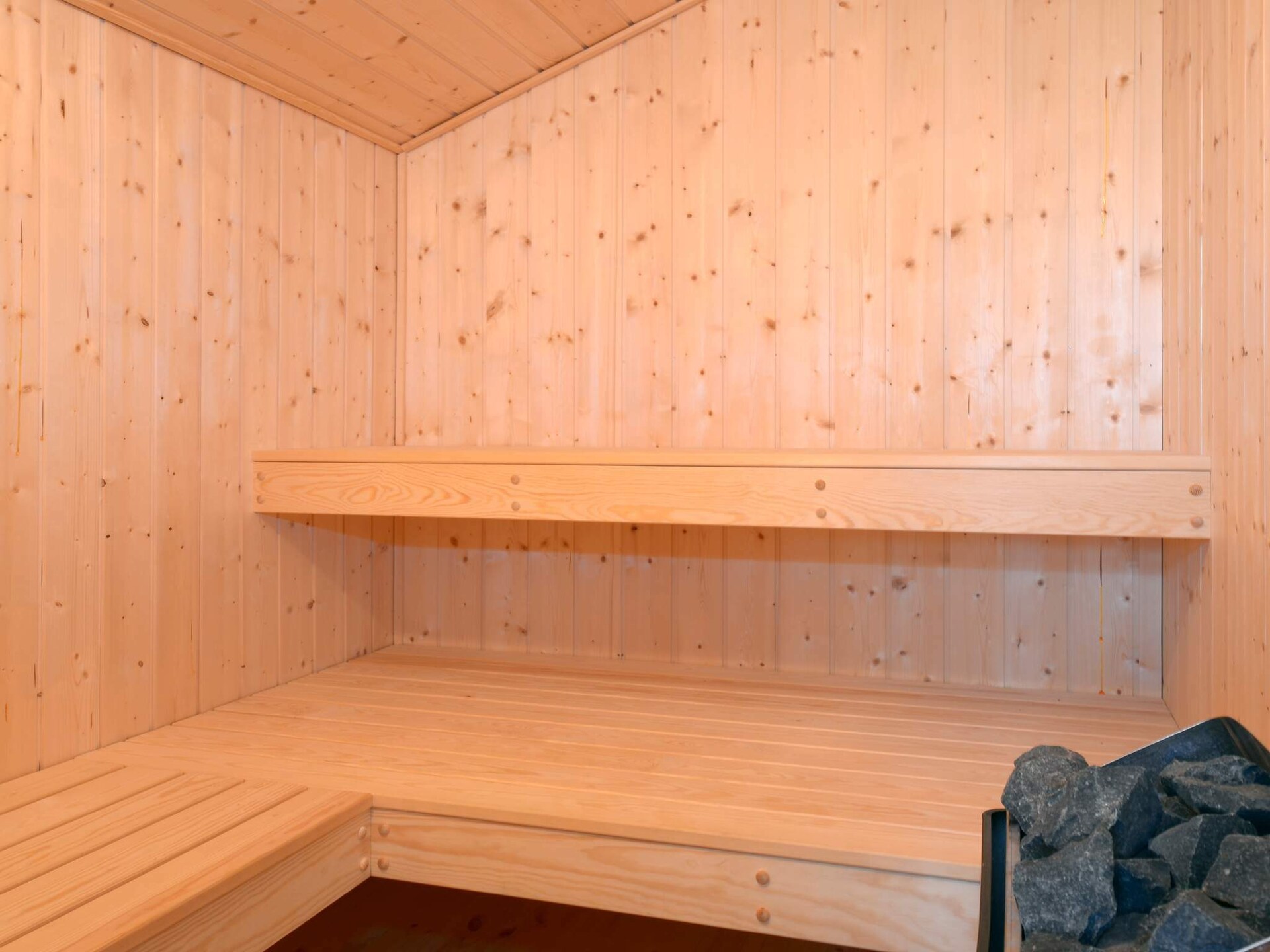 Licht Scandinavisch vakantiehuis met sauna en whirlpool, 250m van zee - foto 26
