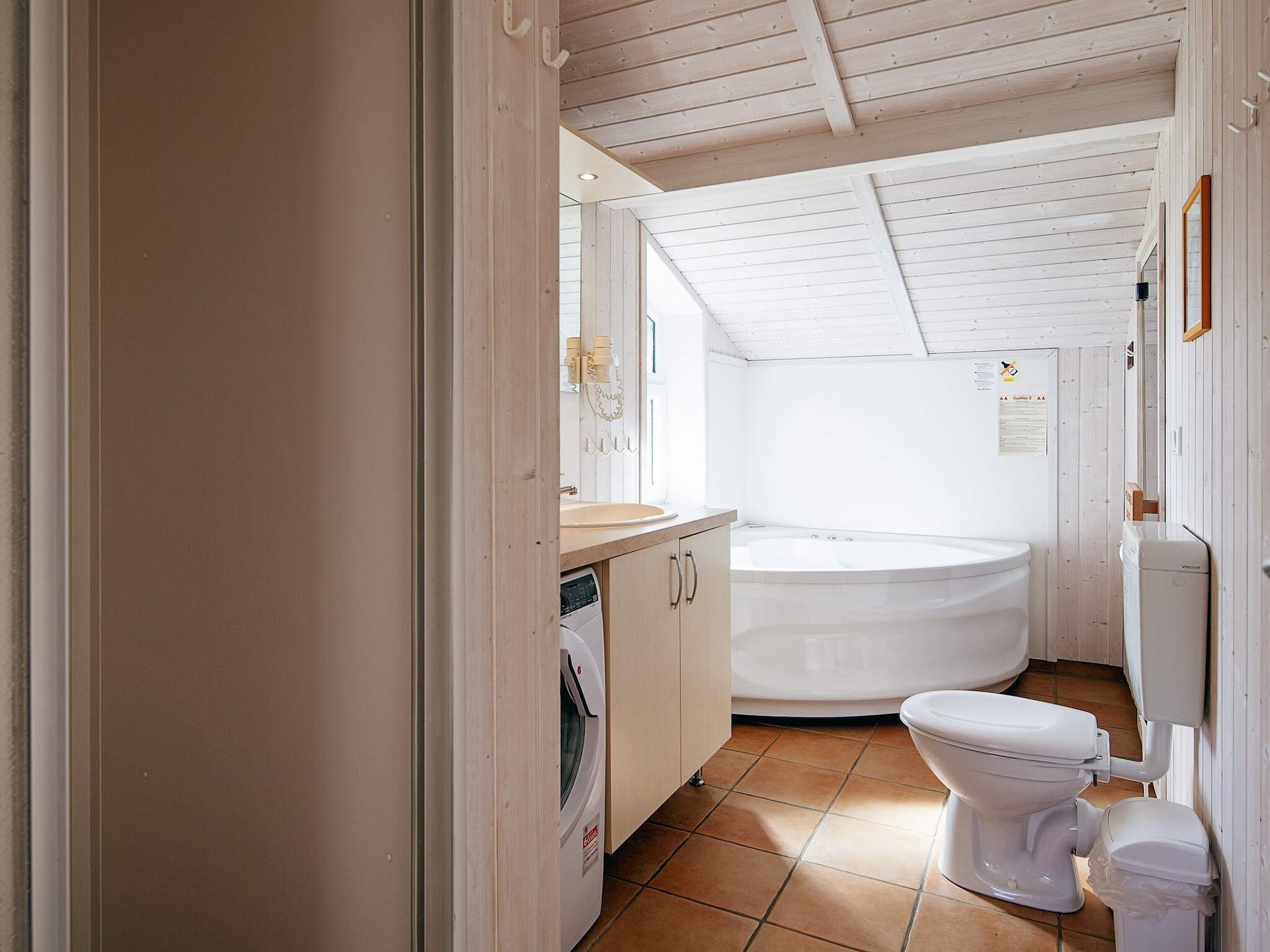 Licht Scandinavisch vakantiehuis met sauna en whirlpool, 250m van zee - foto 13
