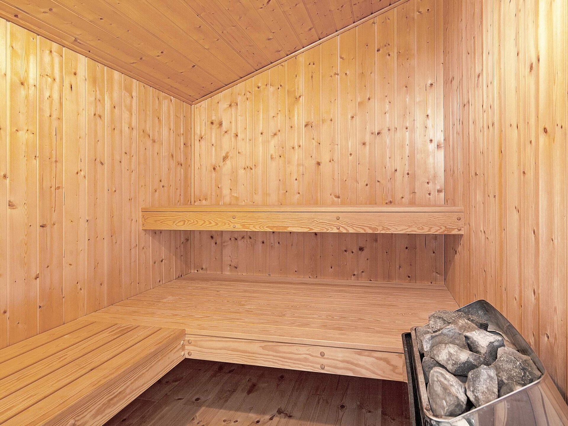 Licht Scandinavisch vakantiehuis met sauna en whirlpool, 250m van zee - foto 27