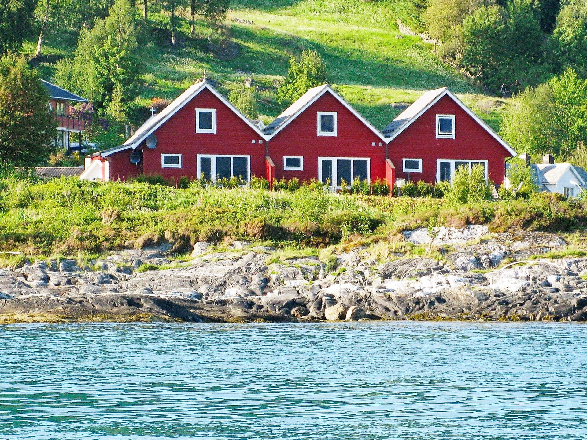 Modern vakantiehuis met panoramisch fjordzicht in Sørbøvåg - foto 3