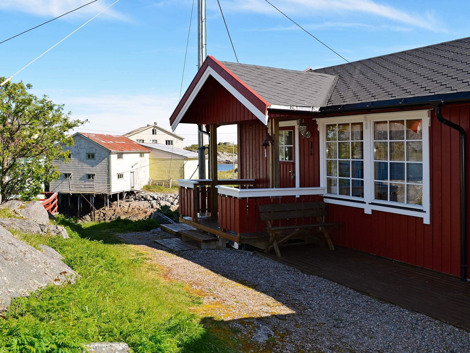 Knusse visserswoning aan zee in Henningsvær met panoramisch uitzicht op Lofoten - foto 2