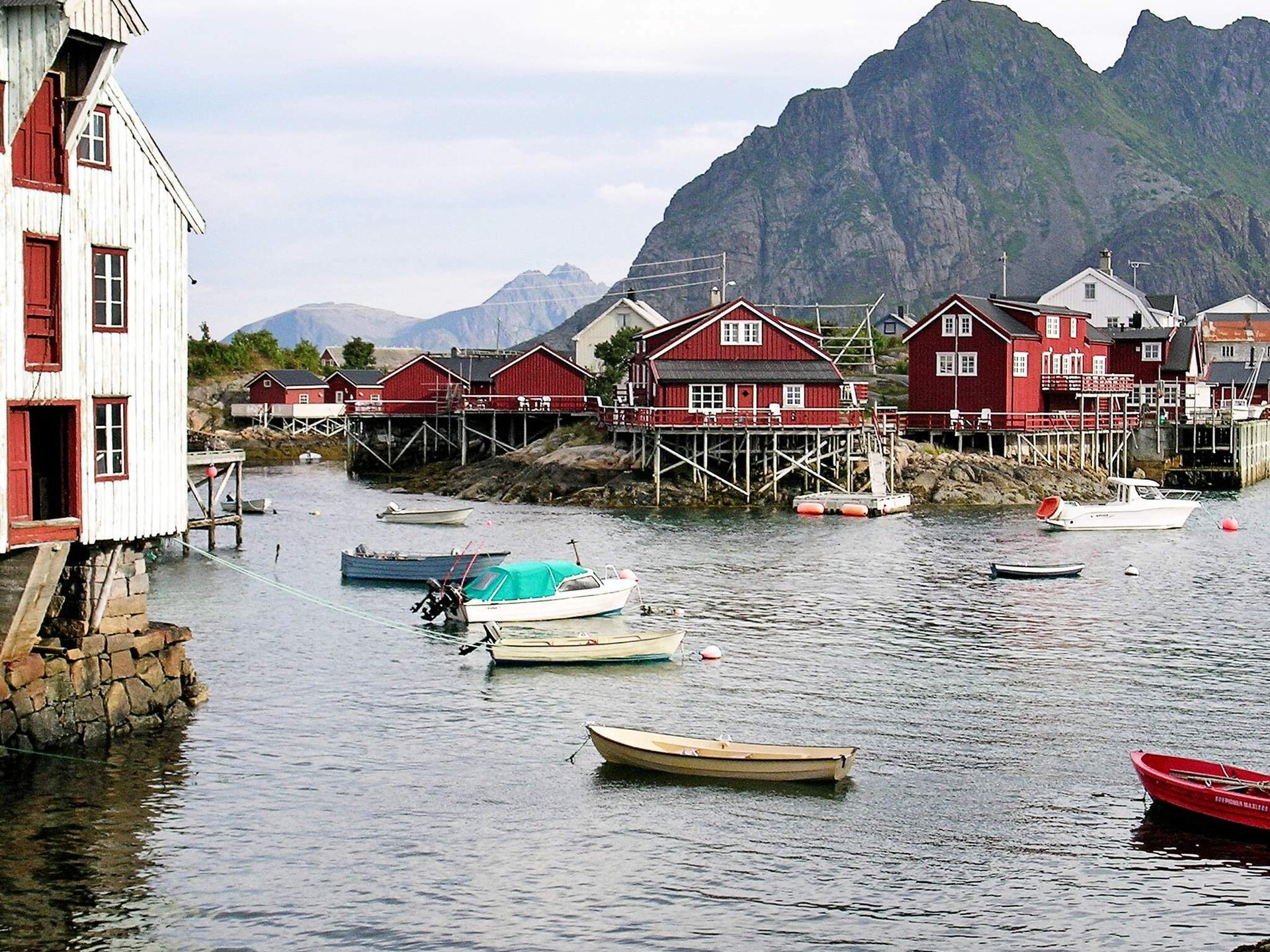 Knusse visserswoning aan zee in Henningsvær met panoramisch uitzicht op Lofoten - foto 5