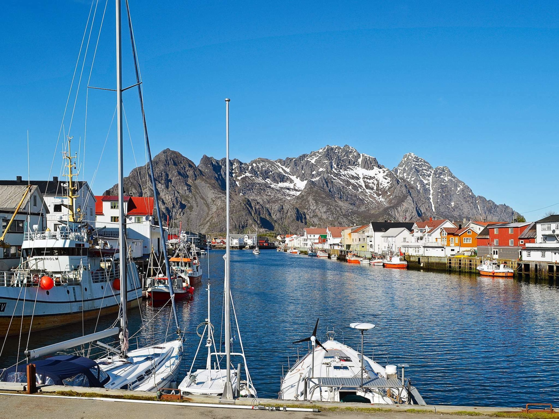 Knusse visserswoning aan zee in Henningsvær met panoramisch uitzicht op Lofoten - foto 6