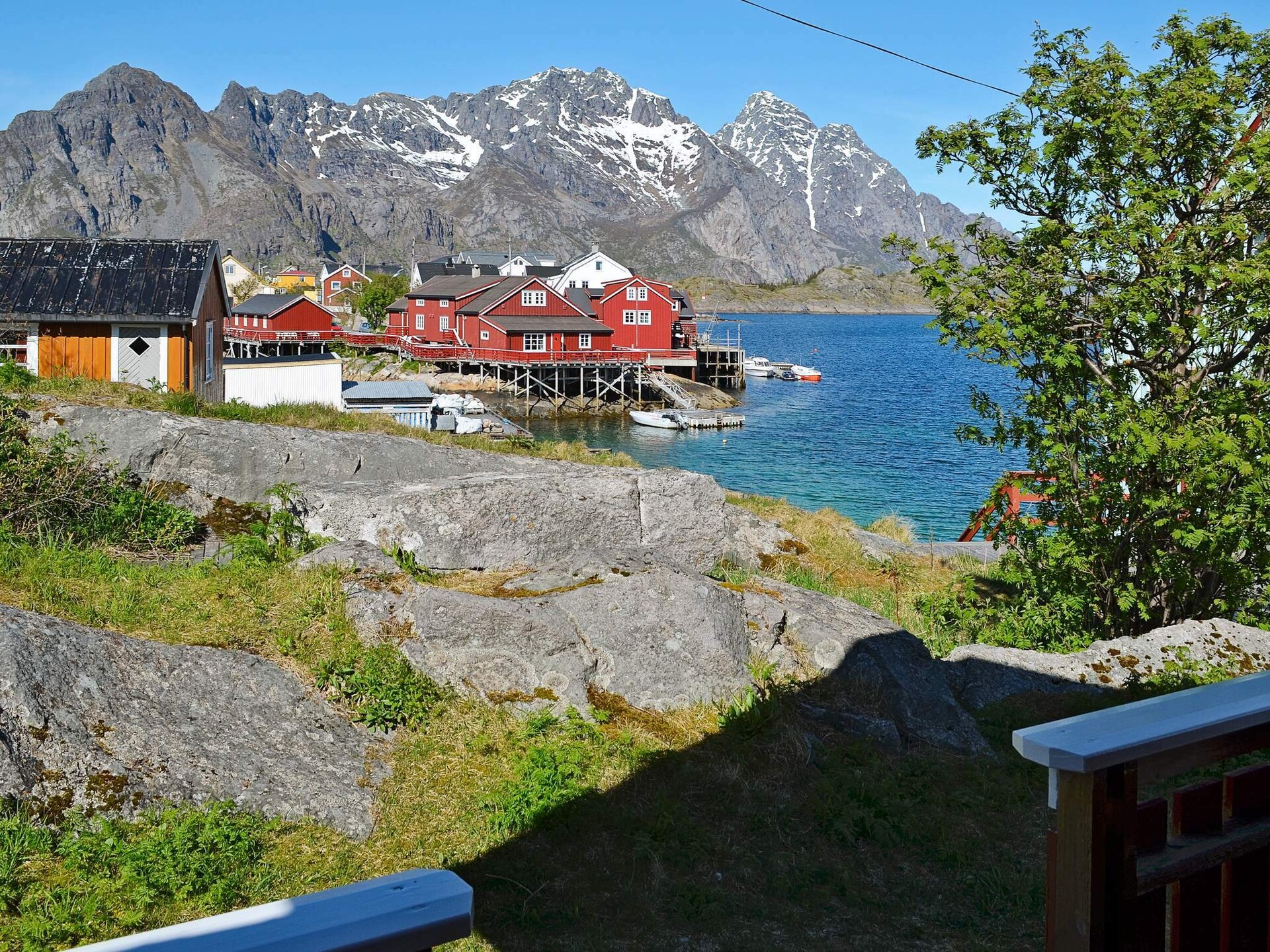Knusse visserswoning aan zee in Henningsvær met panoramisch uitzicht op Lofoten - foto 12