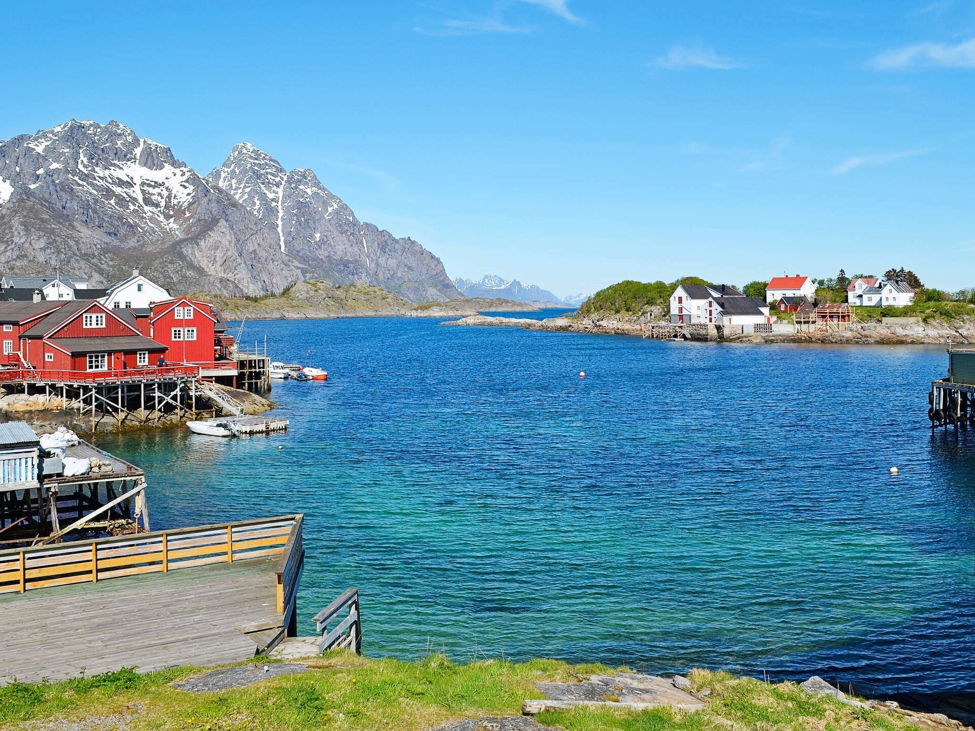 Knusse visserswoning aan zee in Henningsvær met panoramisch uitzicht op Lofoten - foto 14