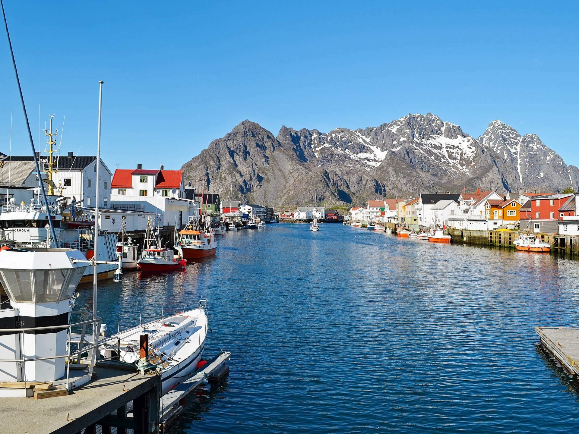 Knusse visserswoning aan zee in Henningsvær met panoramisch uitzicht op Lofoten - foto 17