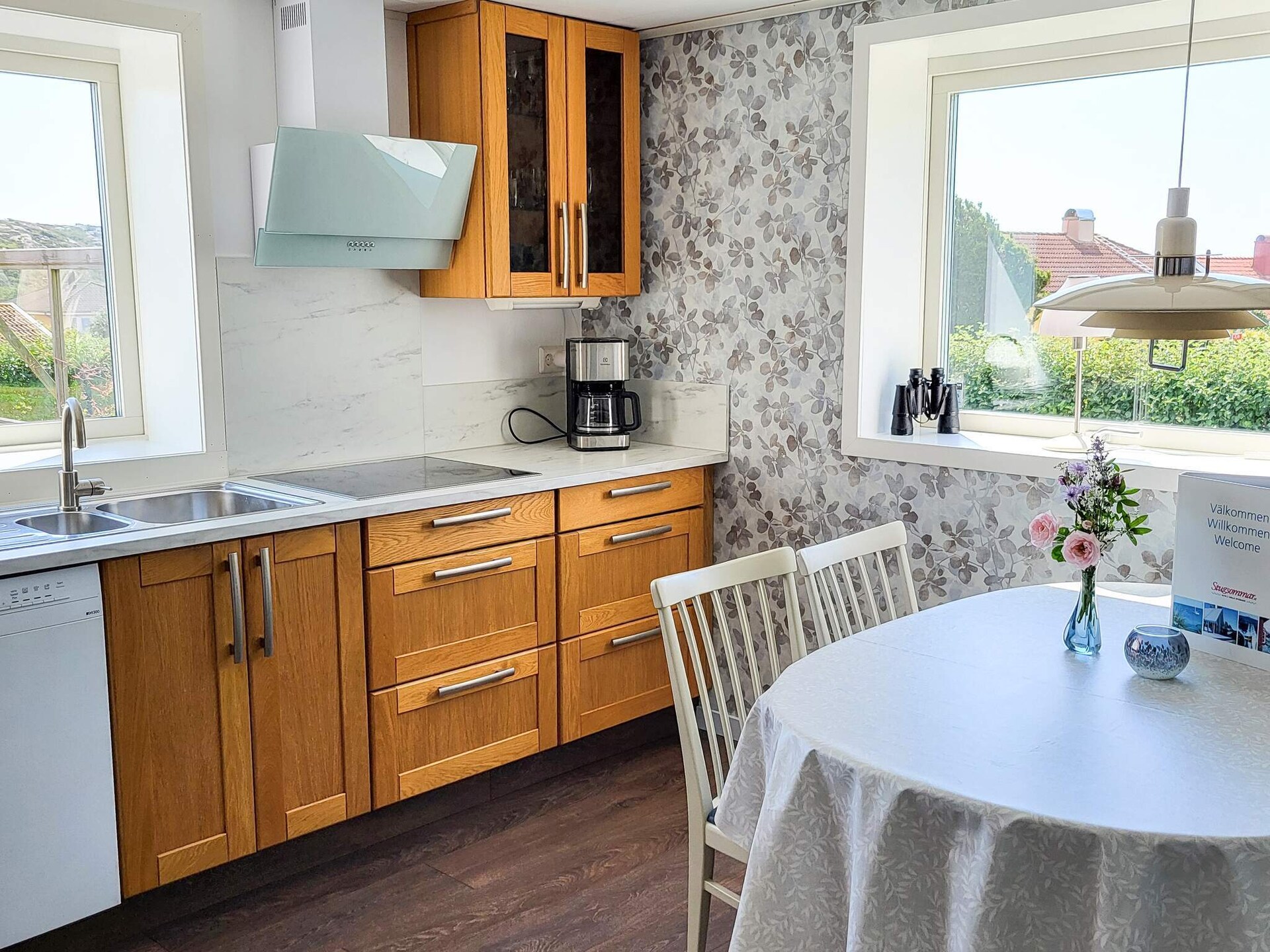 Lichte vakantiewoning met zeezicht en whirlpool op Orust - foto 9