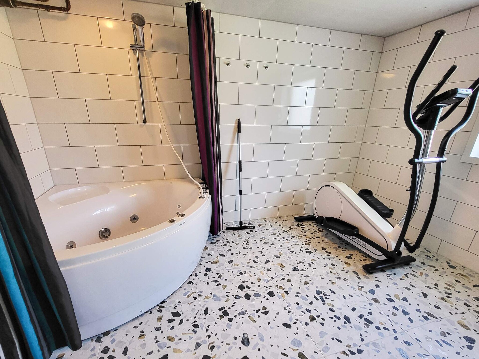 Lichte vakantiewoning met zeezicht en whirlpool op Orust - foto 17