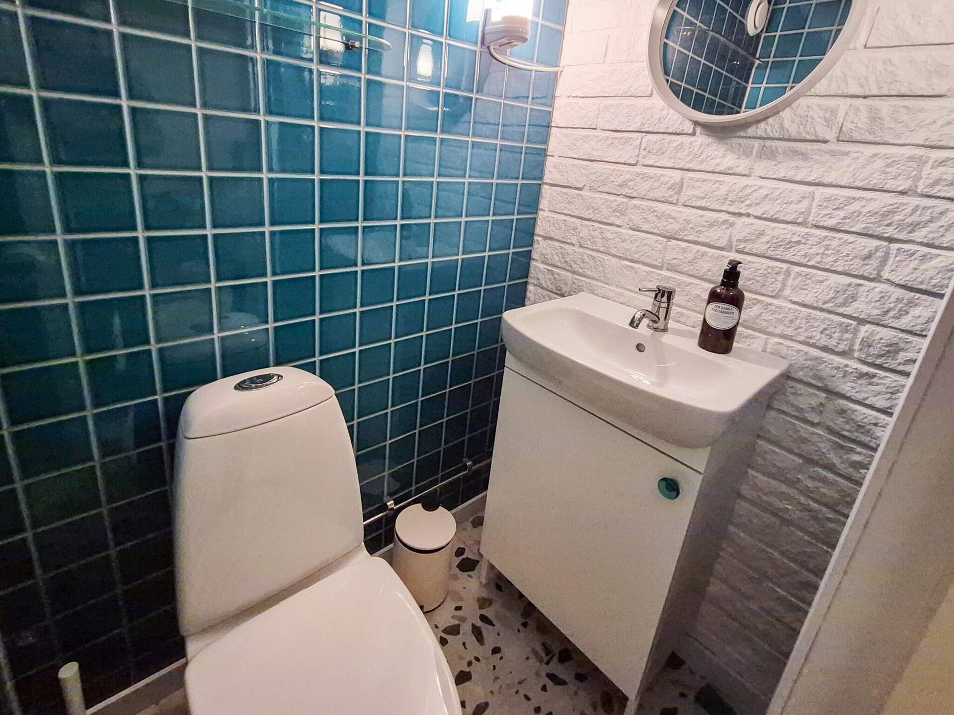 Lichte vakantiewoning met zeezicht en whirlpool op Orust - foto 18