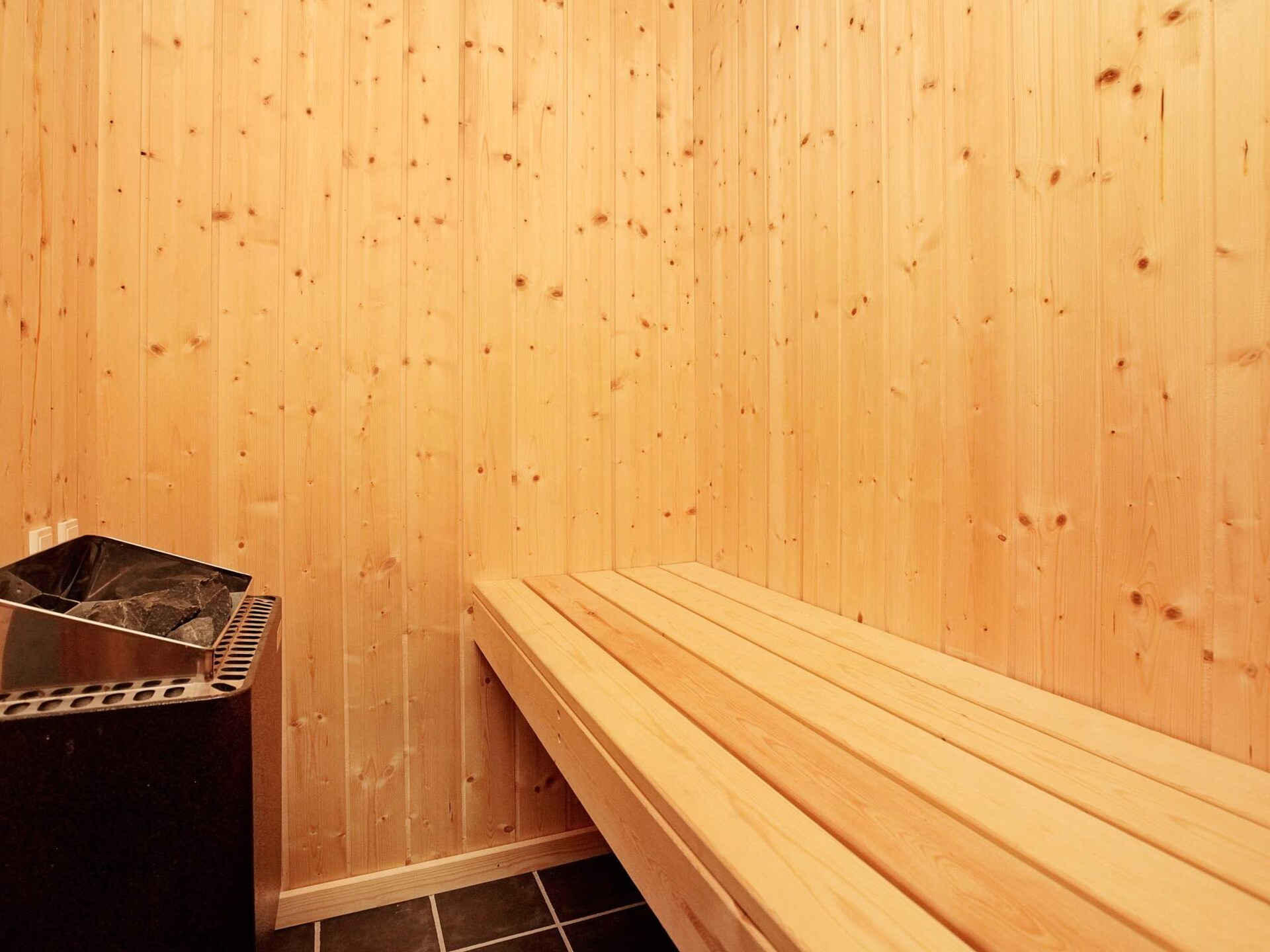 Licht vakantiehuis met sauna en whirlpool aan de golfbaan in Ålbæk - foto 24