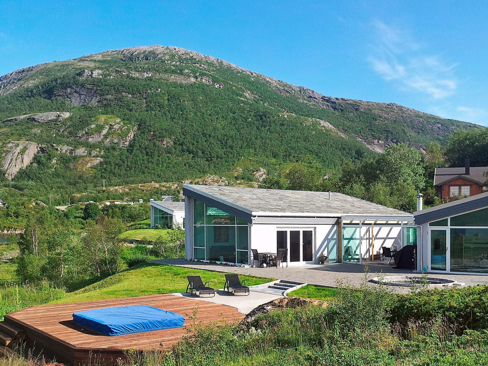 Bekroond vakantiehuis aan zee met panorama uitzicht en whirlpool bij Inndyr - foto 1