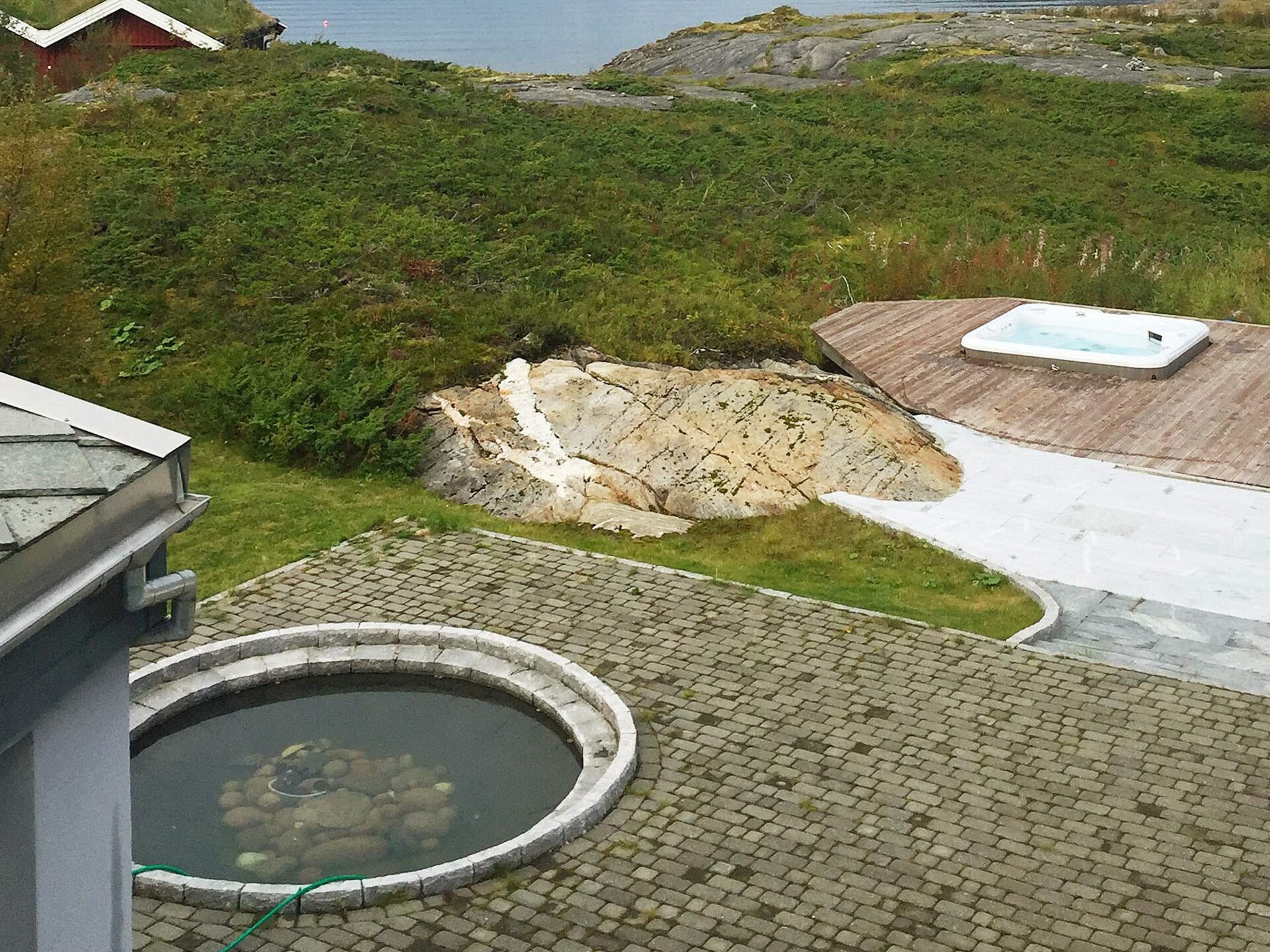 Bekroond vakantiehuis aan zee met panorama uitzicht en whirlpool bij Inndyr - foto 11