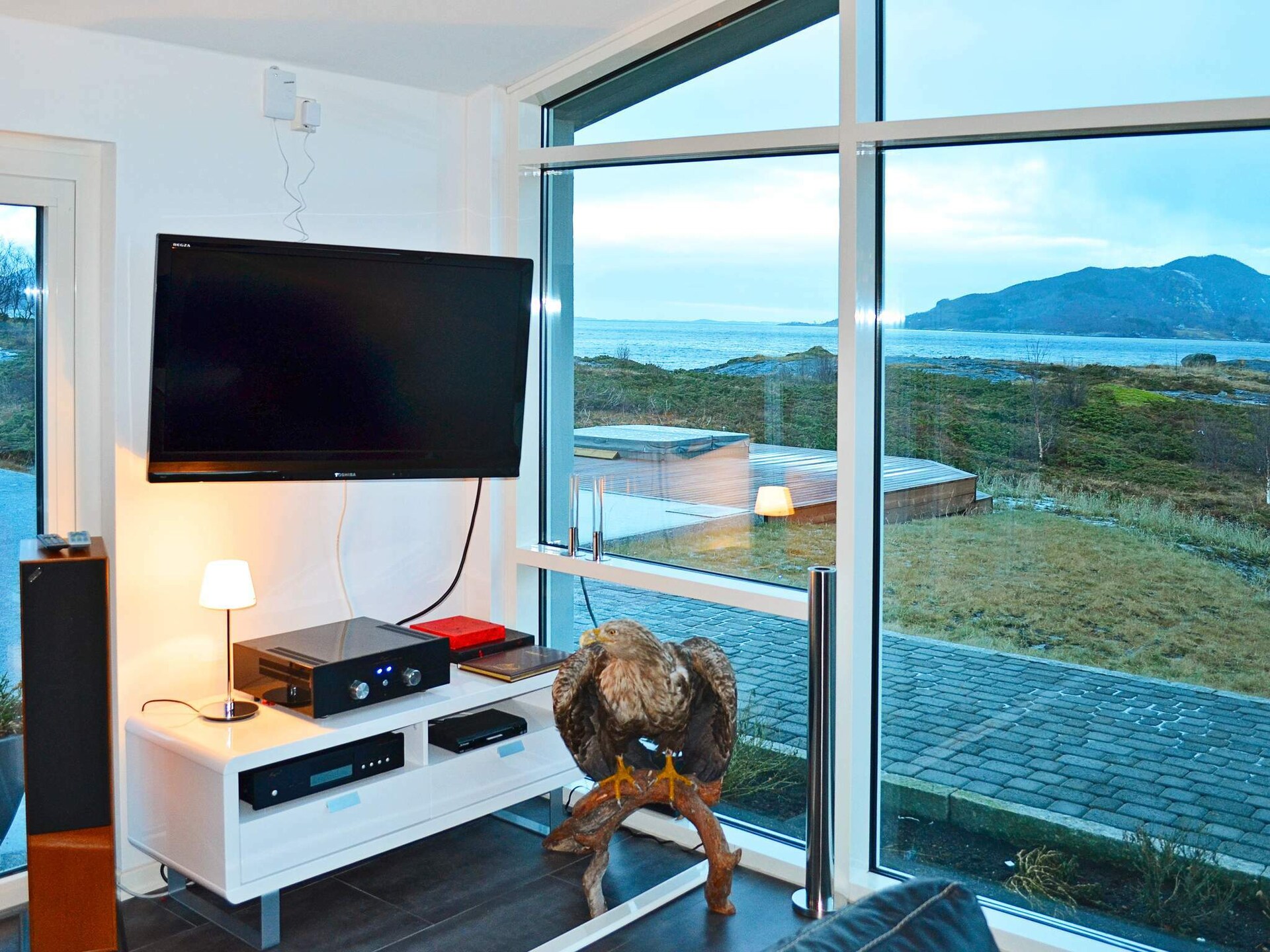 Bekroond vakantiehuis aan zee met panorama uitzicht en whirlpool bij Inndyr - foto 21