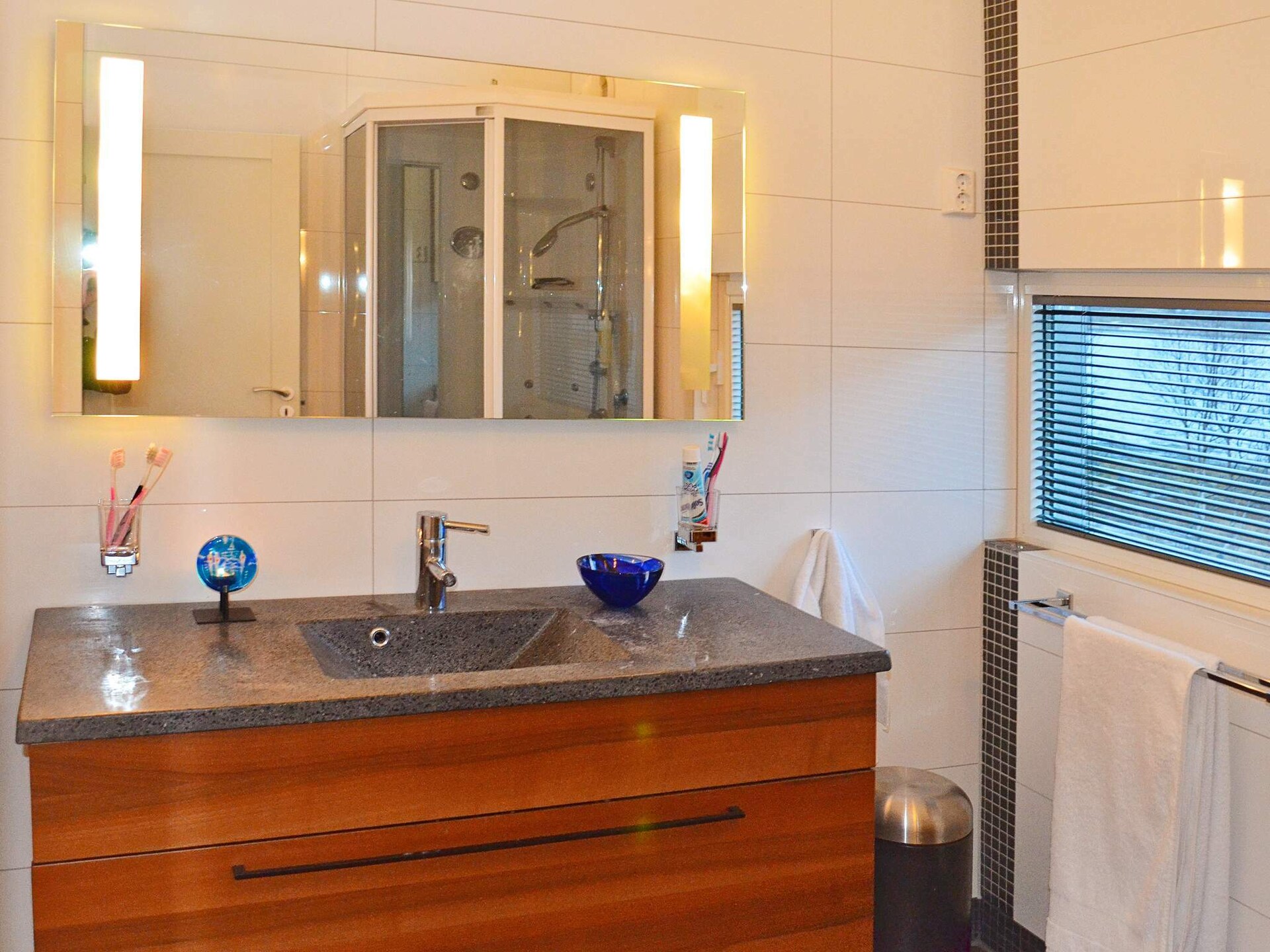 Bekroond vakantiehuis aan zee met panorama uitzicht en whirlpool bij Inndyr - foto 19