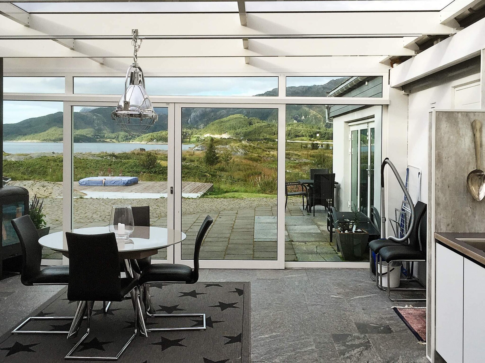 Bekroond vakantiehuis aan zee met panorama uitzicht en whirlpool bij Inndyr - foto 22