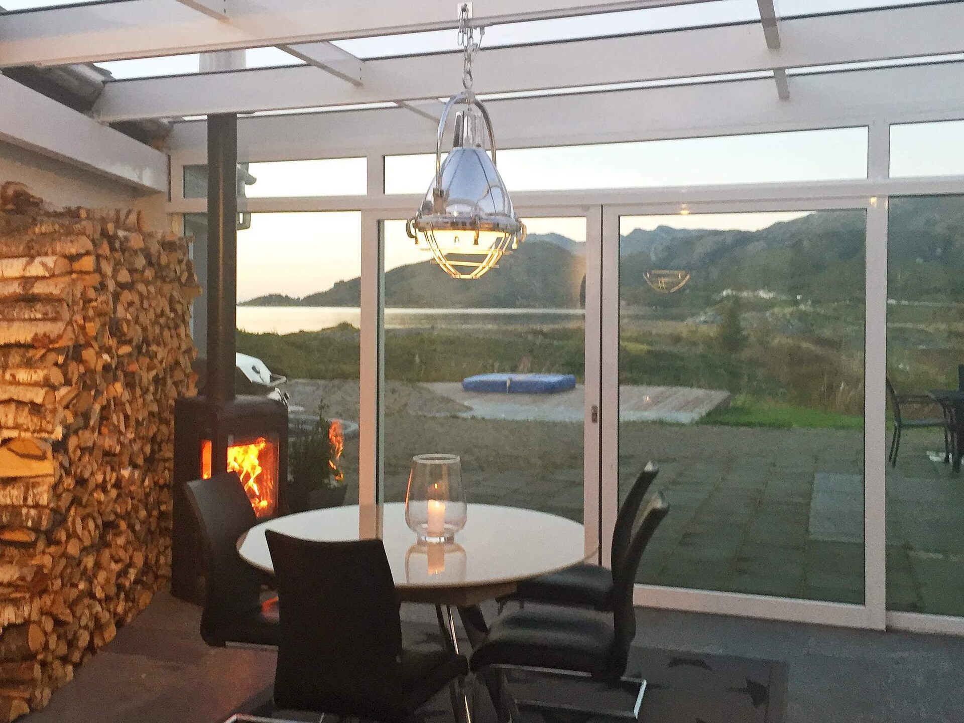 Bekroond vakantiehuis aan zee met panorama uitzicht en whirlpool bij Inndyr - foto 17