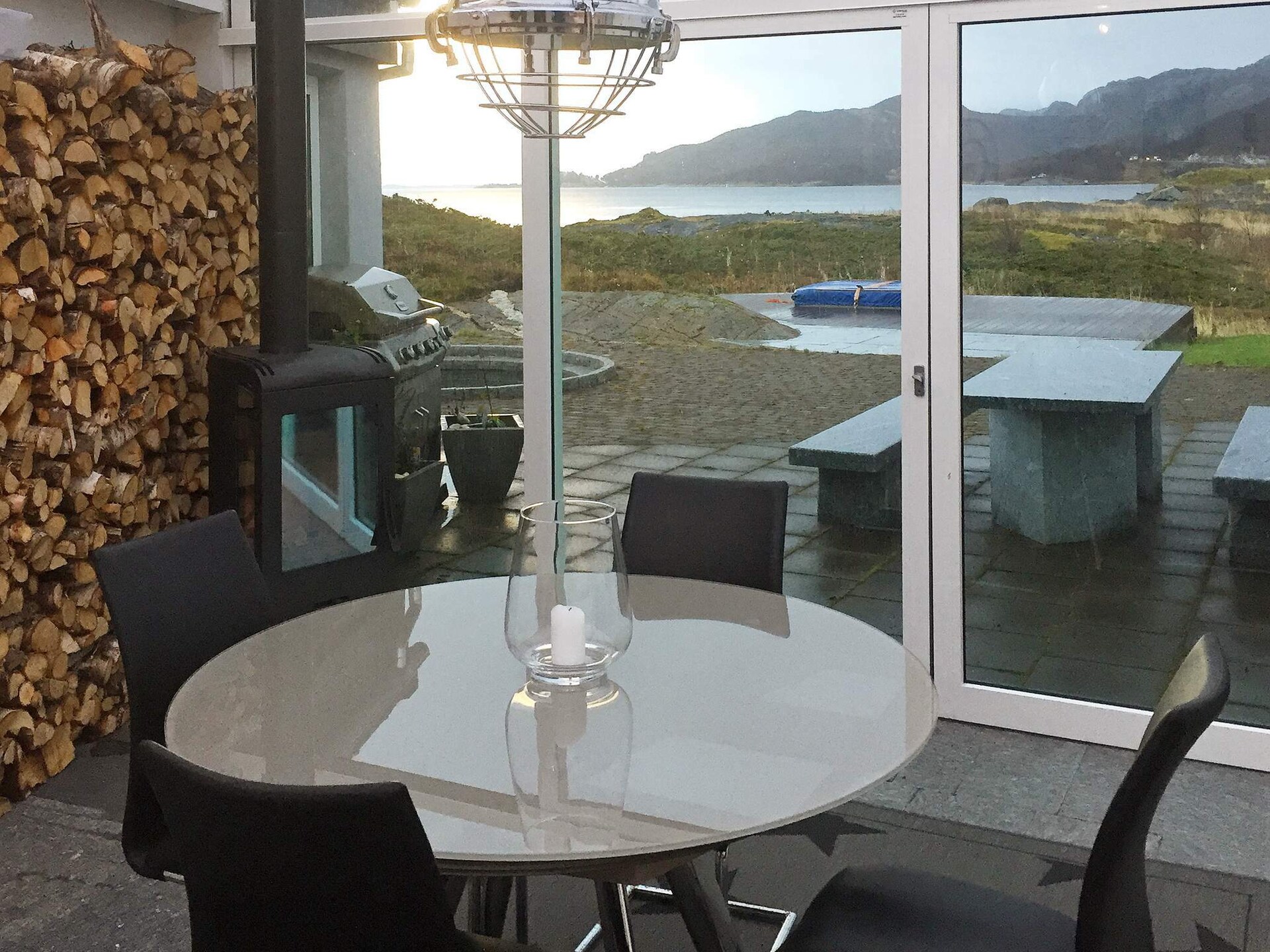 Bekroond vakantiehuis aan zee met panorama uitzicht en whirlpool bij Inndyr - foto 24