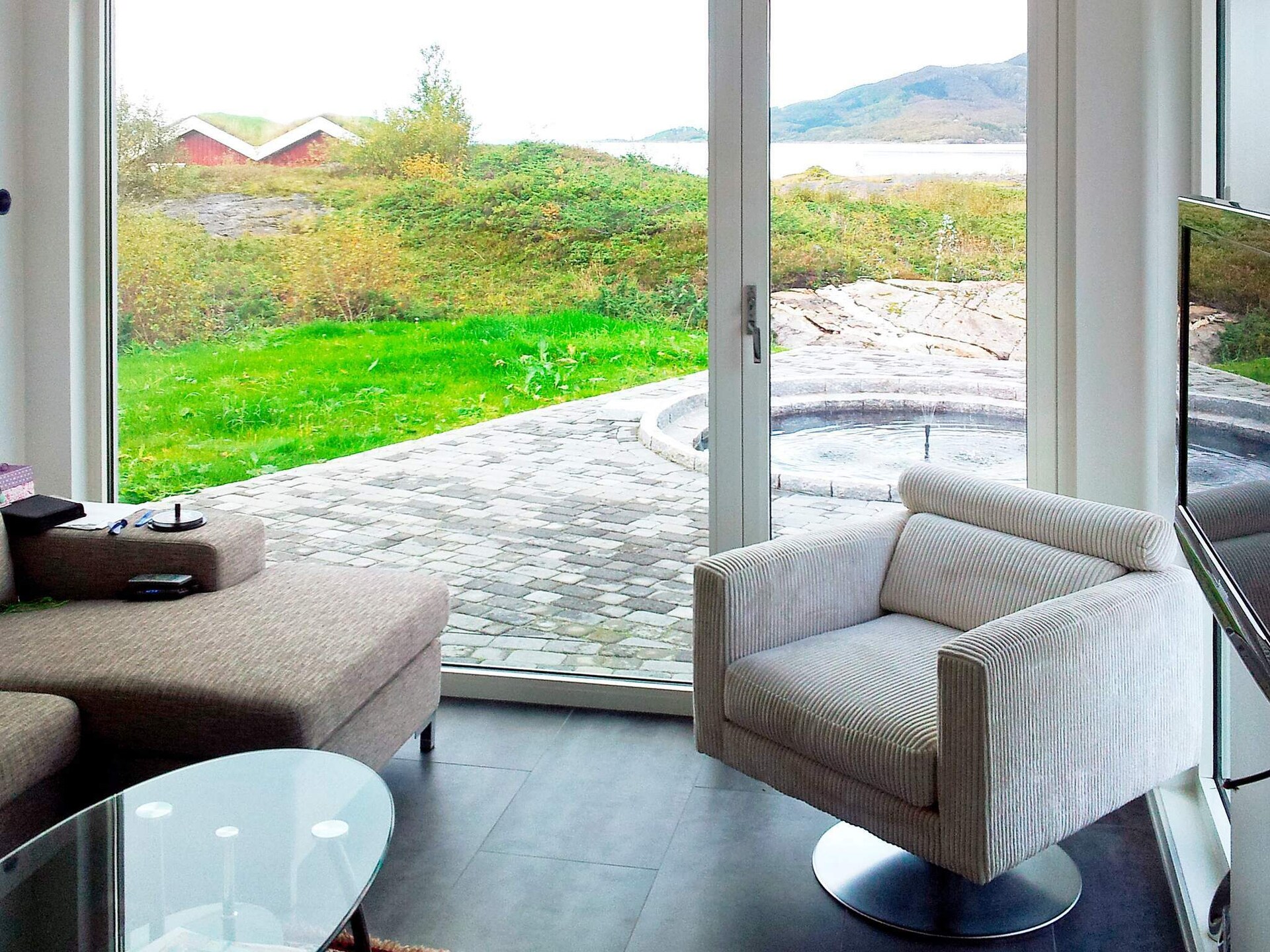 Bekroond vakantiehuis aan zee met panorama uitzicht en whirlpool bij Inndyr - foto 20
