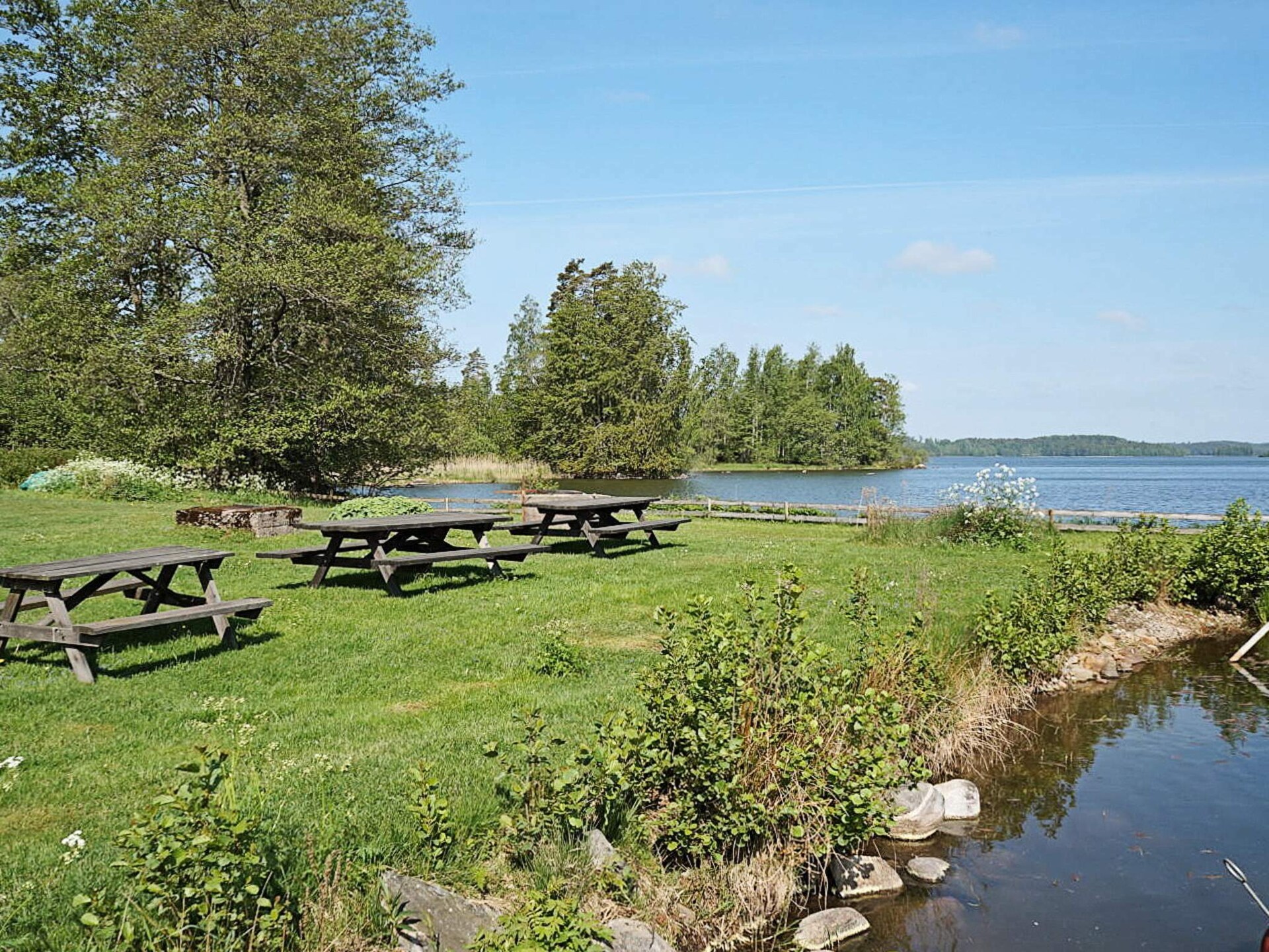 Sfeervol vakantiehuis aan de golfbaan met veranda bij meer op 1,3 km - foto 16