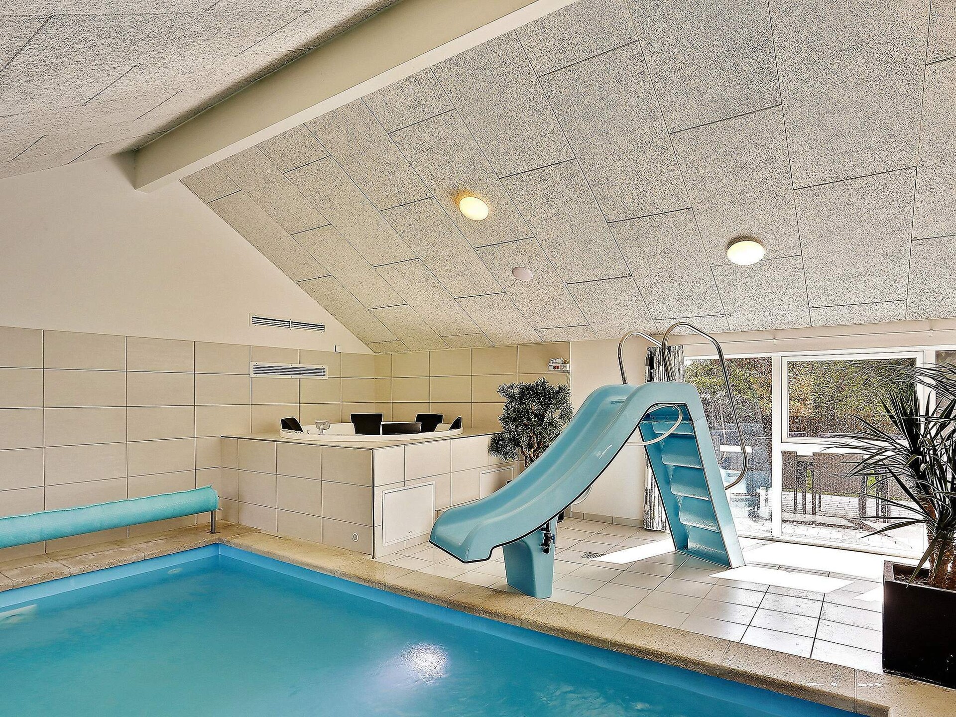 Ruim vakantiehuis voor 14 personen met zwembad, sauna en activiteitenruimte op 900m van zee in Hornbæk - foto 25