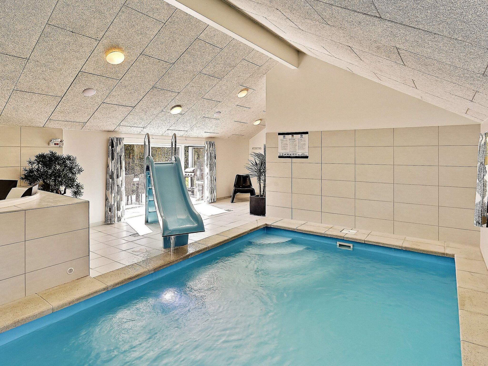 Ruim vakantiehuis voor 14 personen met zwembad, sauna en activiteitenruimte op 900m van zee in Hornbæk - foto 27