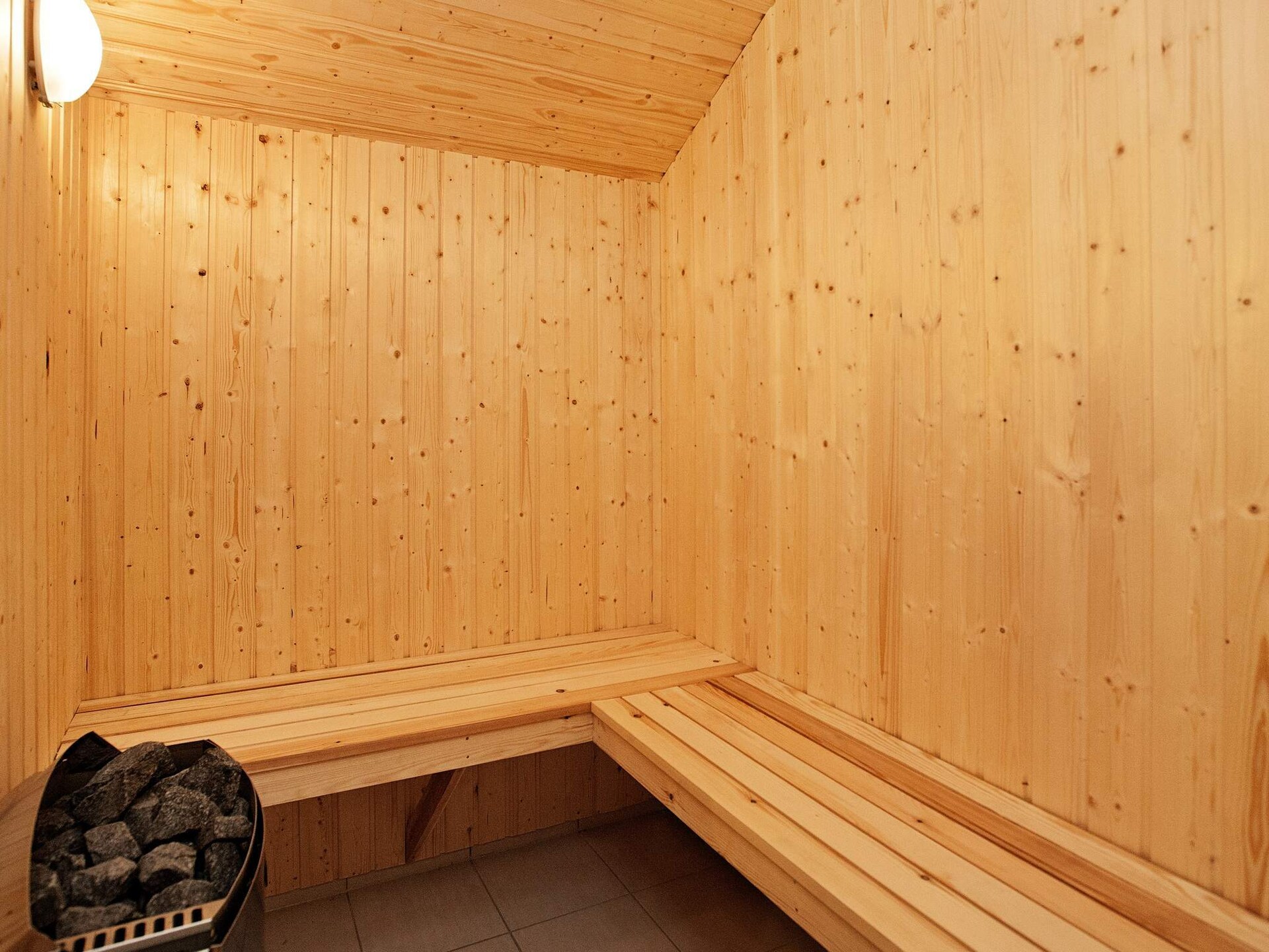 Ruim vakantiehuis voor 14 personen met zwembad, sauna en activiteitenruimte op 900m van zee in Hornbæk - foto 37