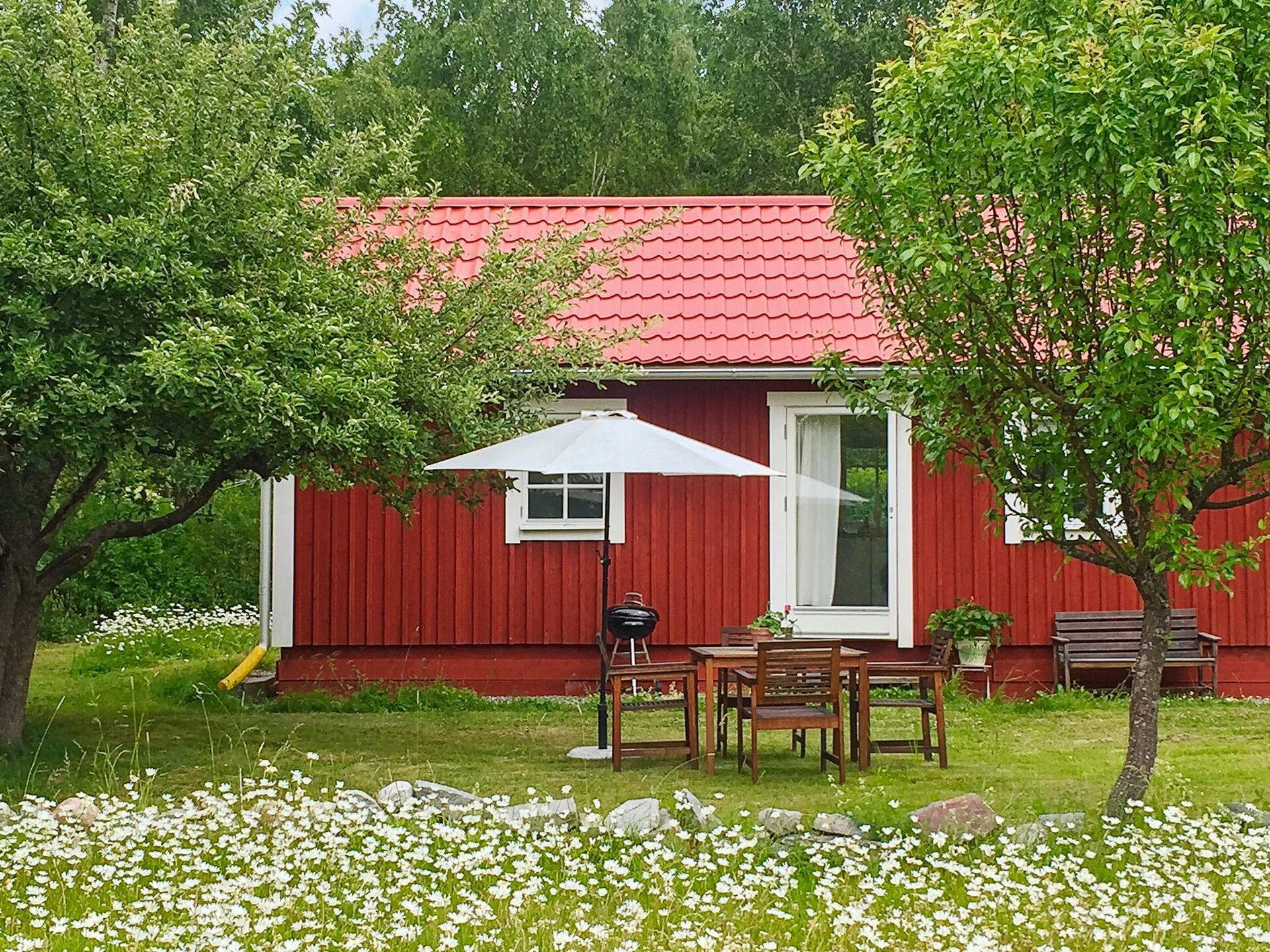 Knus vakantiehuisje aan de golfbaan bij Stockholm – 80m tot het meer - foto 1