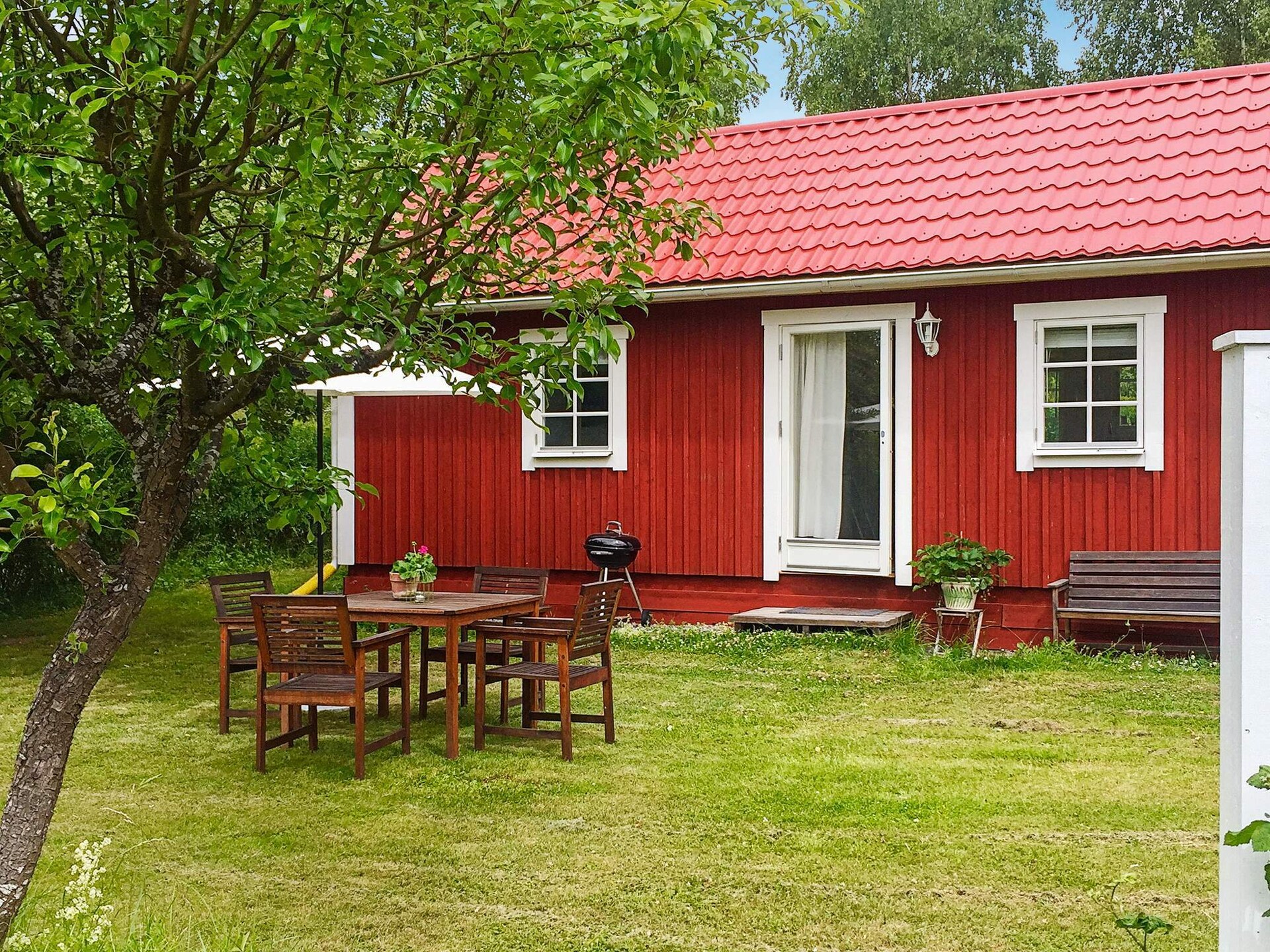 Knus vakantiehuisje aan de golfbaan bij Stockholm – 80m tot het meer - foto 4