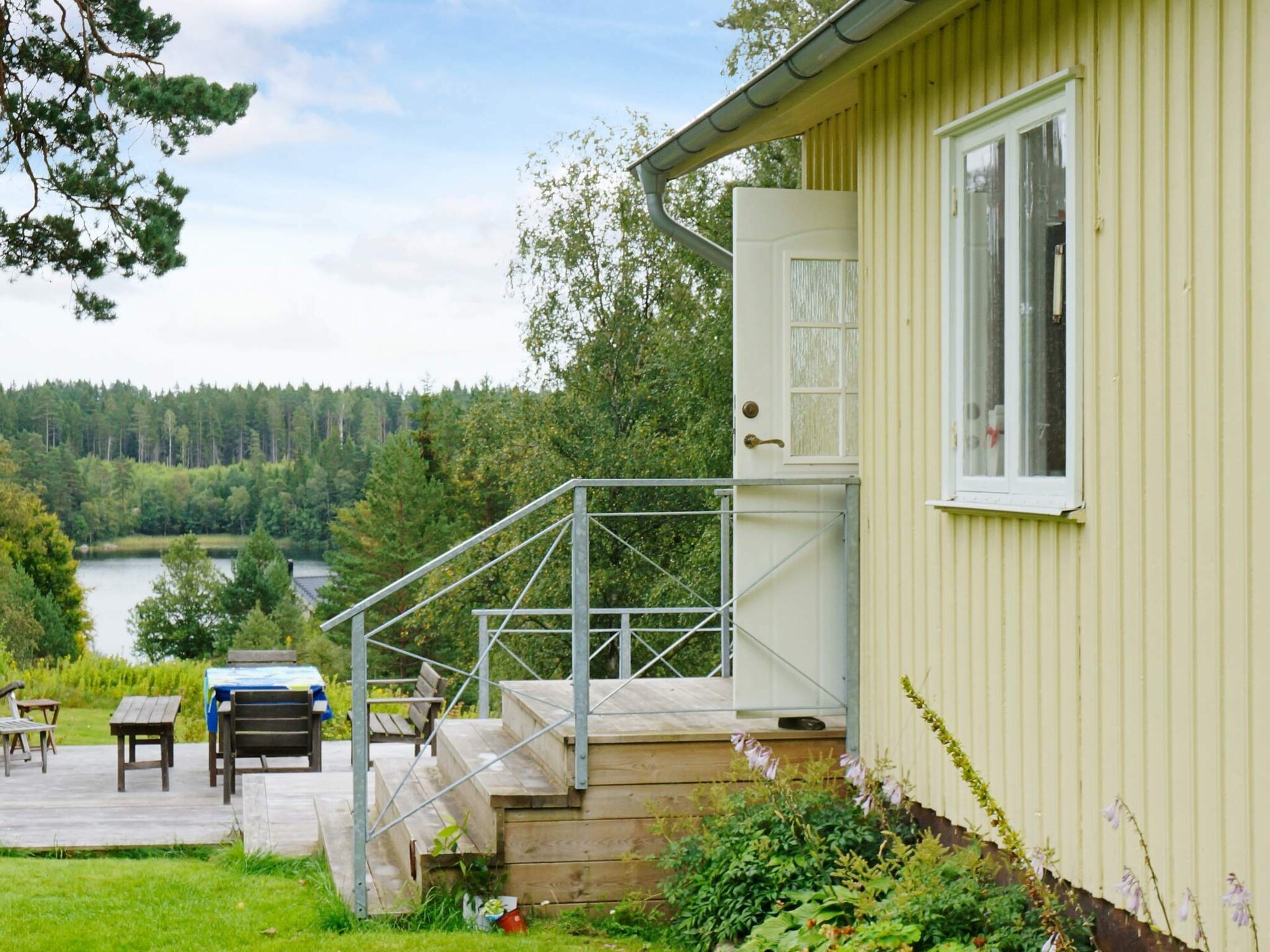 Sfeervol vakantiehuis met uitzicht op bos en meer nabij Borås - foto 1