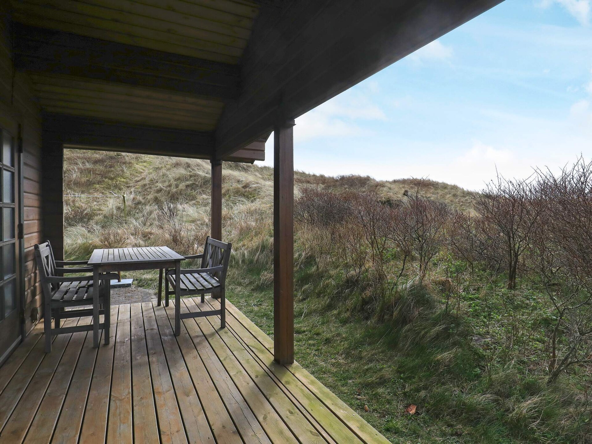 Knus houten huis in de duinen bij Tornby Strand op 500 meter - foto 35