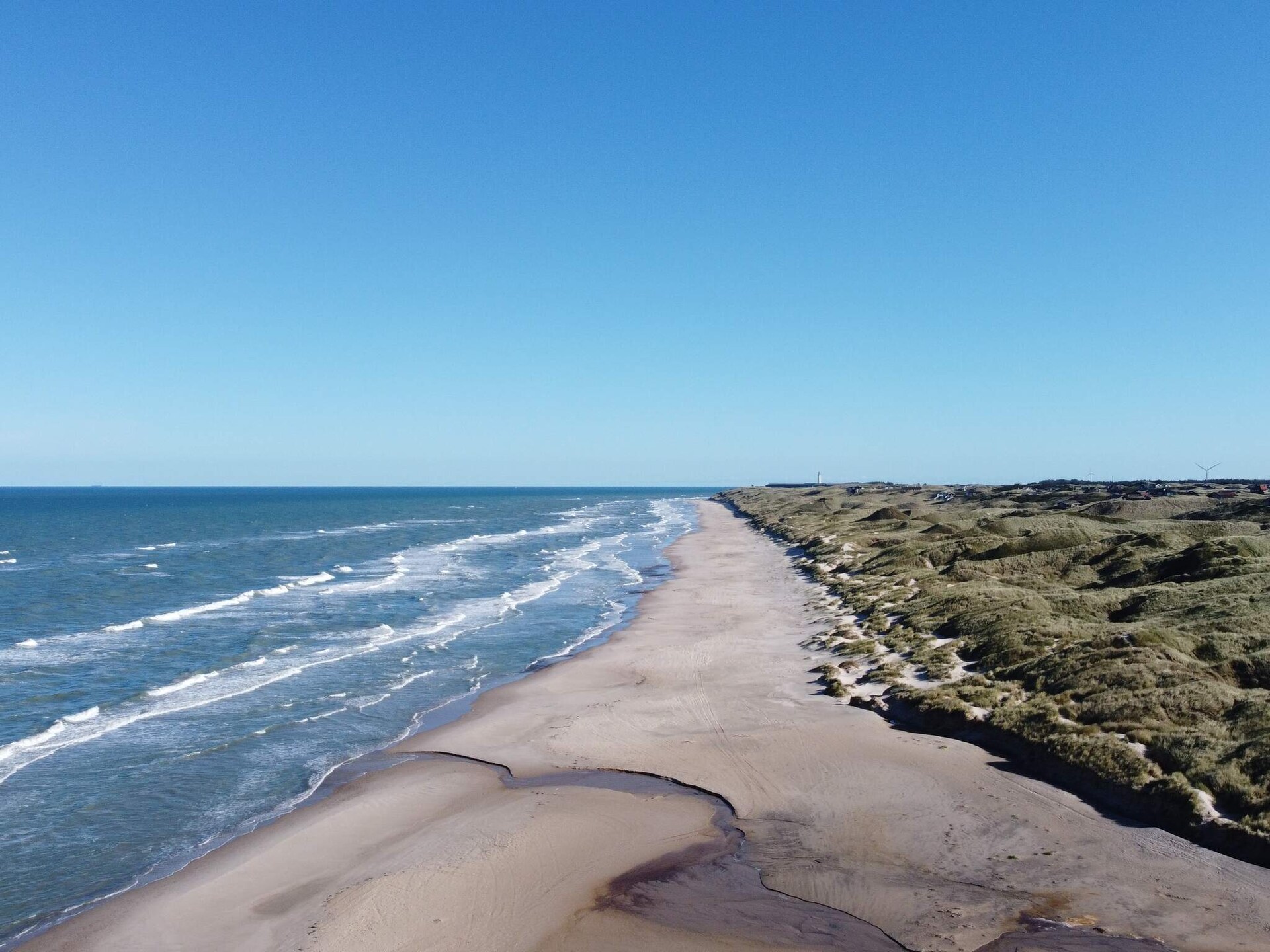 Knus houten huis in de duinen bij Tornby Strand op 500 meter - foto 19