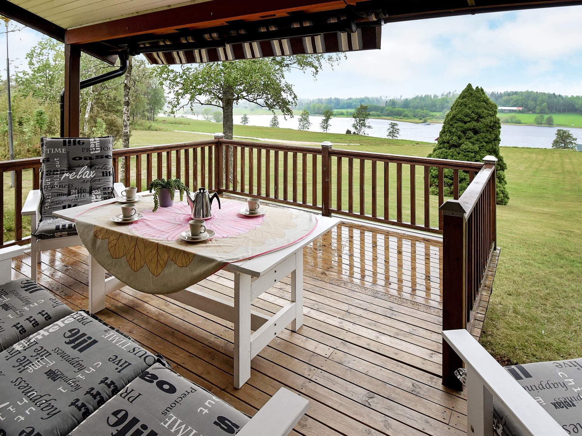 Knus vakantiehuis aan het meer met uitzicht en eigen roeiboot in Frändefors - foto 2