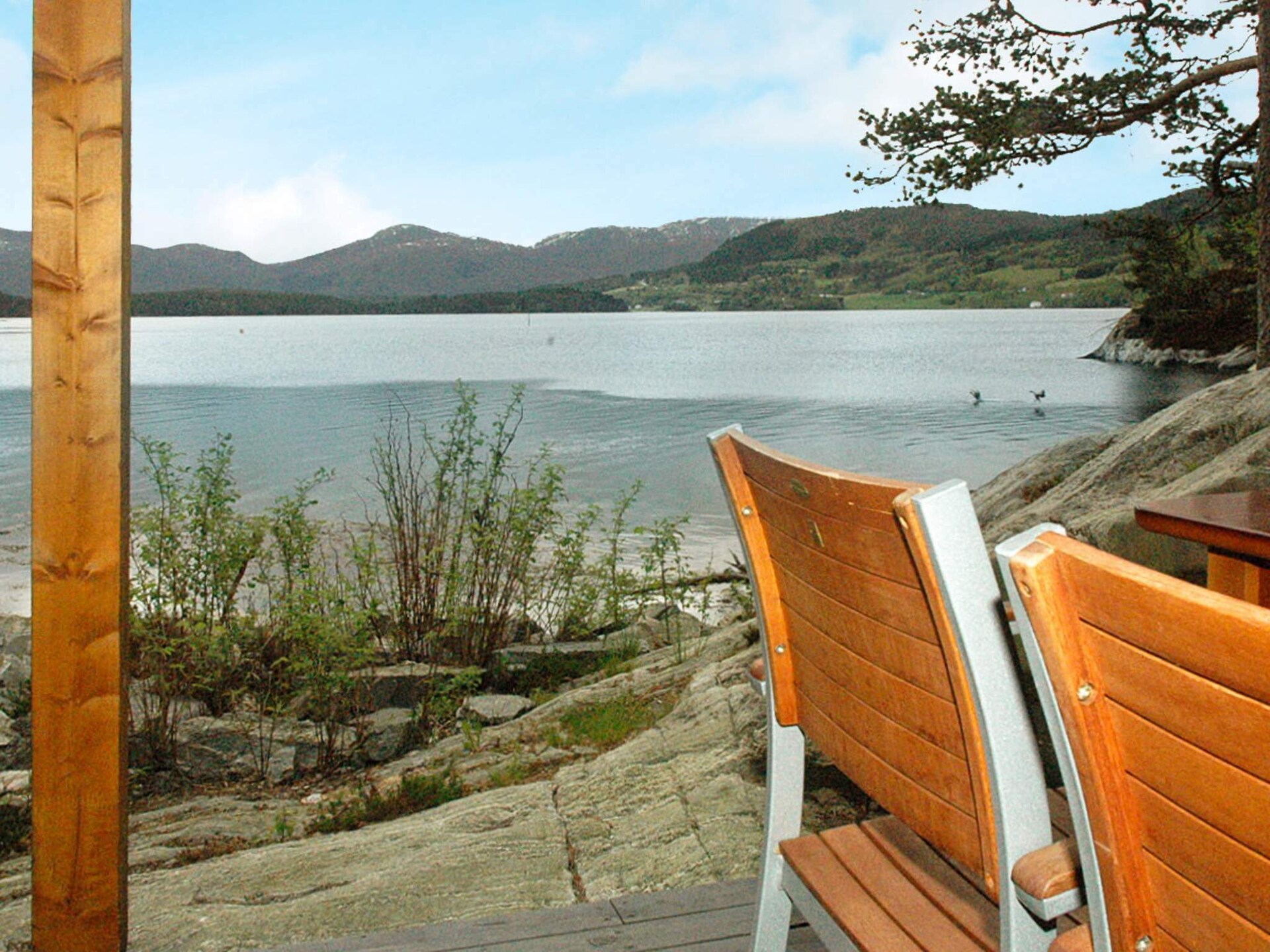 Zuidgerichte vakantiewoning aan de Skålvikfjord met fjordzicht en boothuur - foto 8