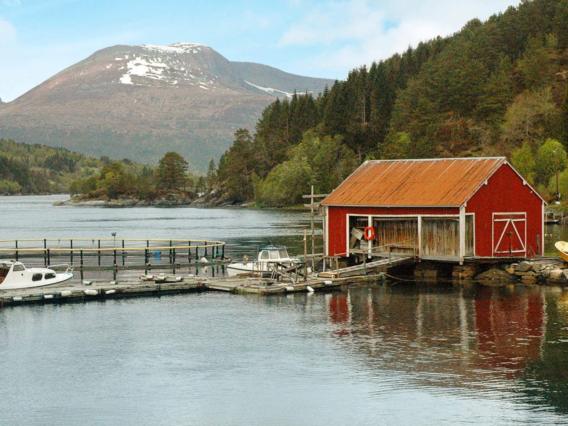 Zuidgerichte vakantiewoning aan de Skålvikfjord met fjordzicht en boothuur - foto 21