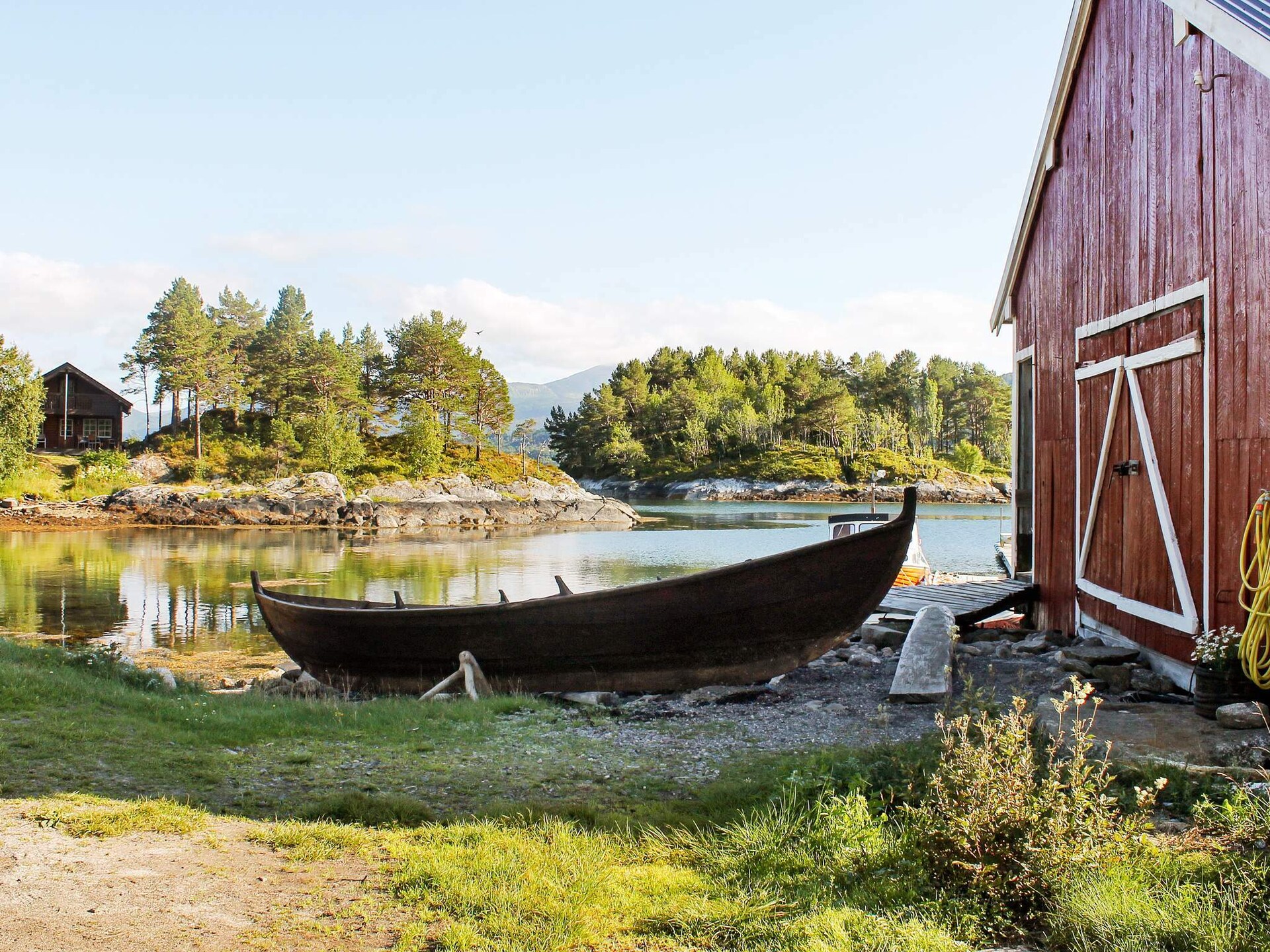 Zuidgerichte vakantiewoning aan de Skålvikfjord met fjordzicht en boothuur - foto 22