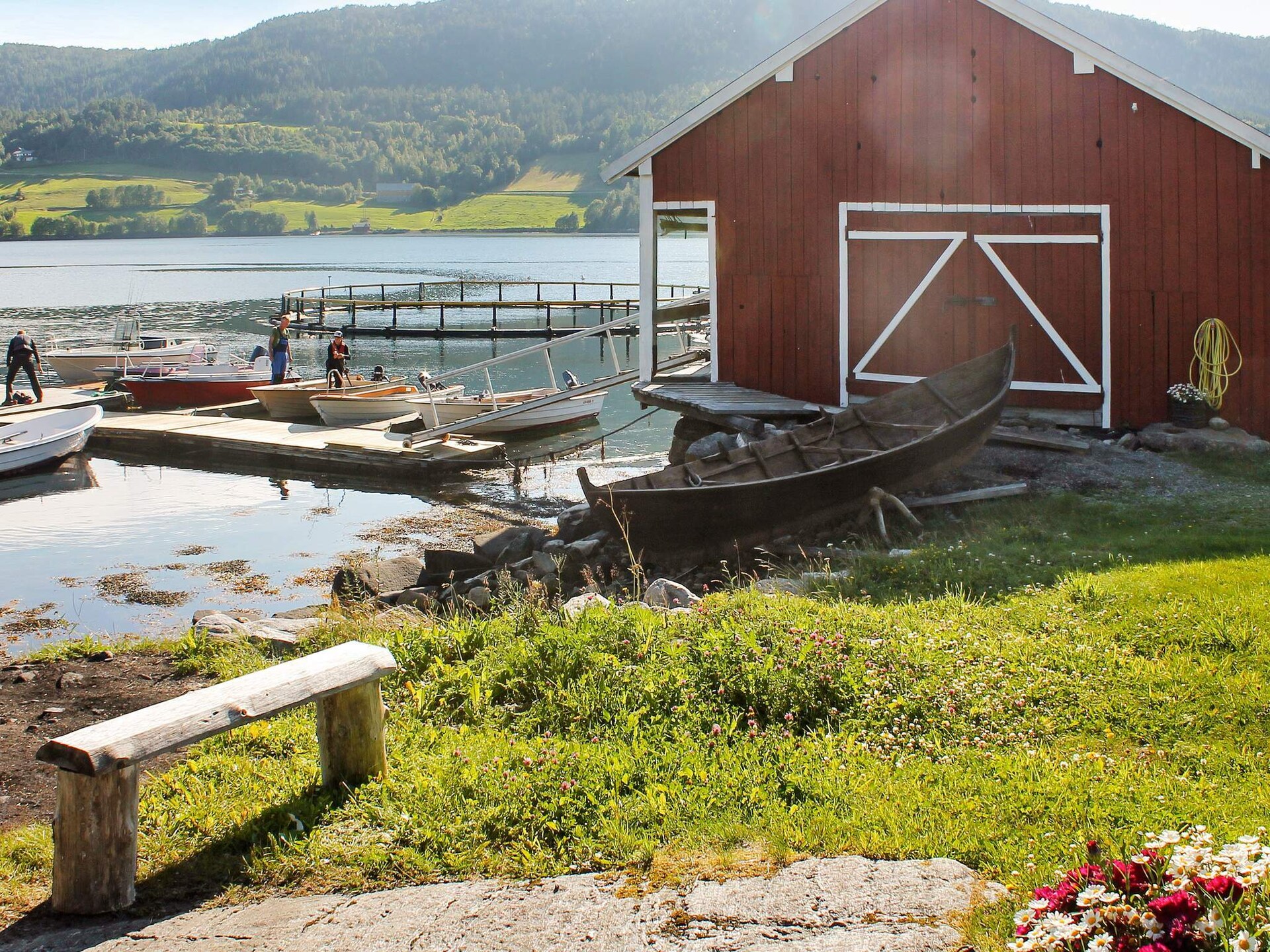 Zuidgerichte vakantiewoning aan de Skålvikfjord met fjordzicht en boothuur - foto 23