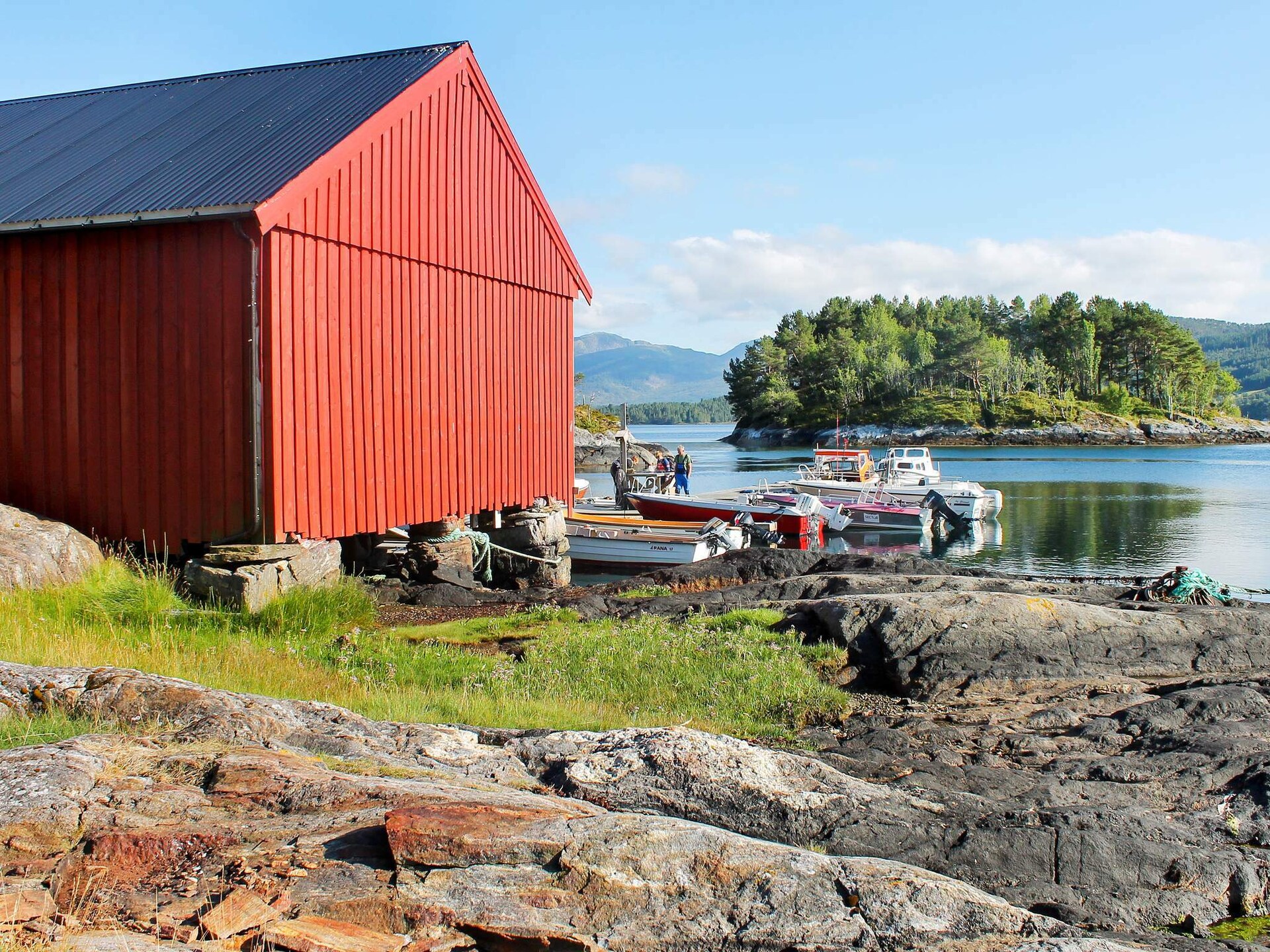 Zuidgerichte vakantiewoning aan de Skålvikfjord met fjordzicht en boothuur - foto 24