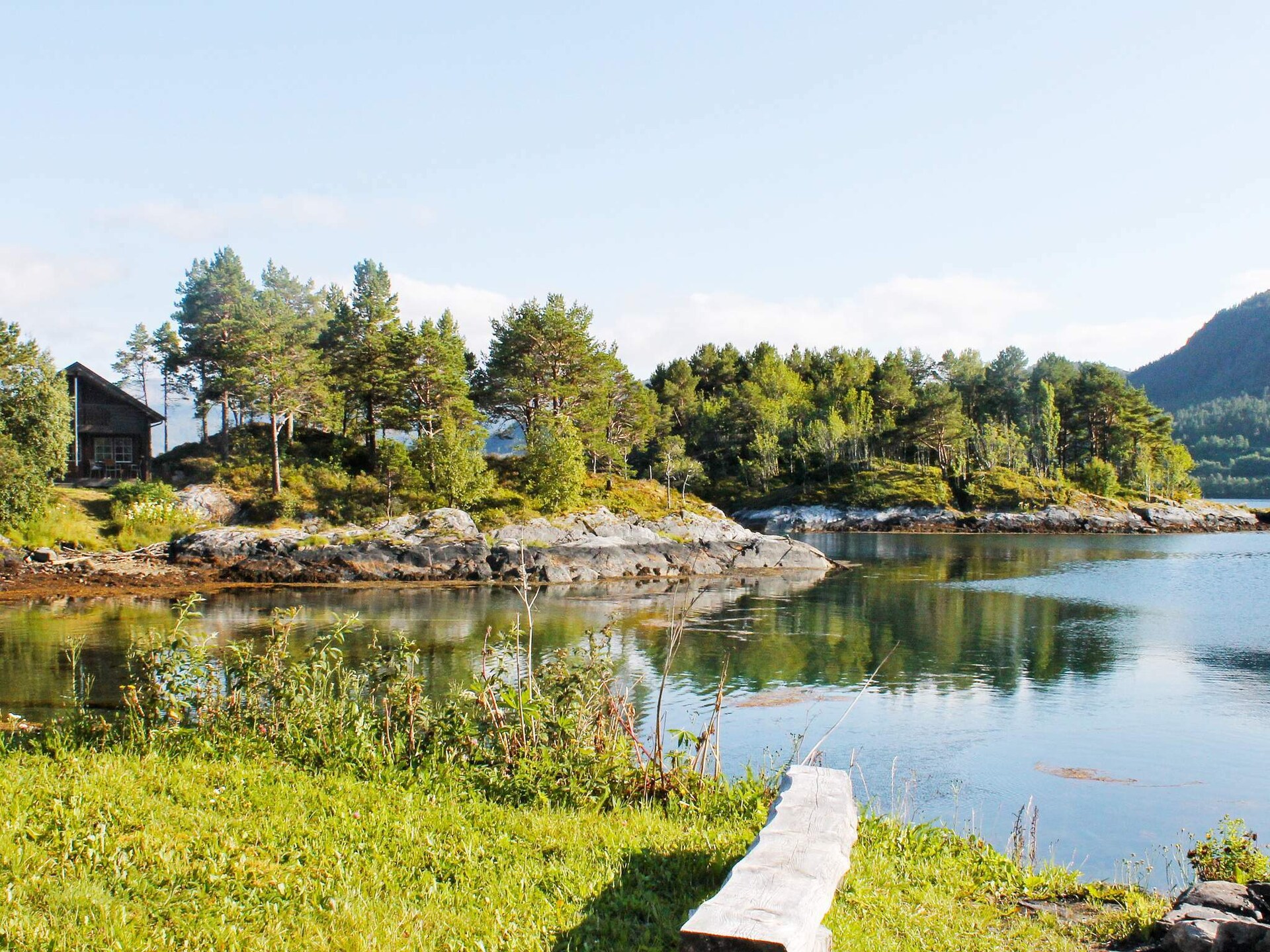 Zuidgerichte vakantiewoning aan de Skålvikfjord met fjordzicht en boothuur - foto 27