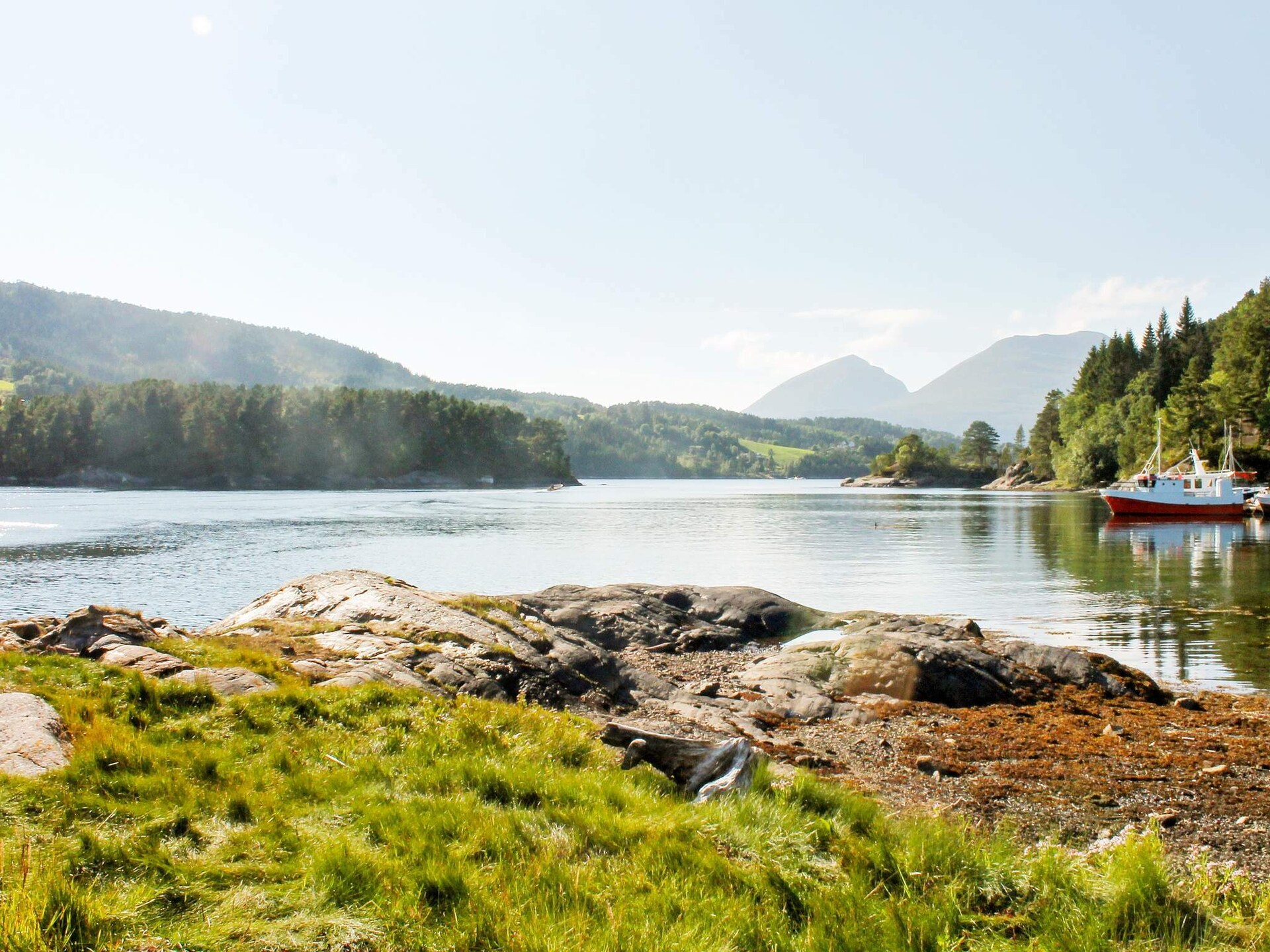 Zuidgerichte vakantiewoning aan de Skålvikfjord met fjordzicht en boothuur - foto 28
