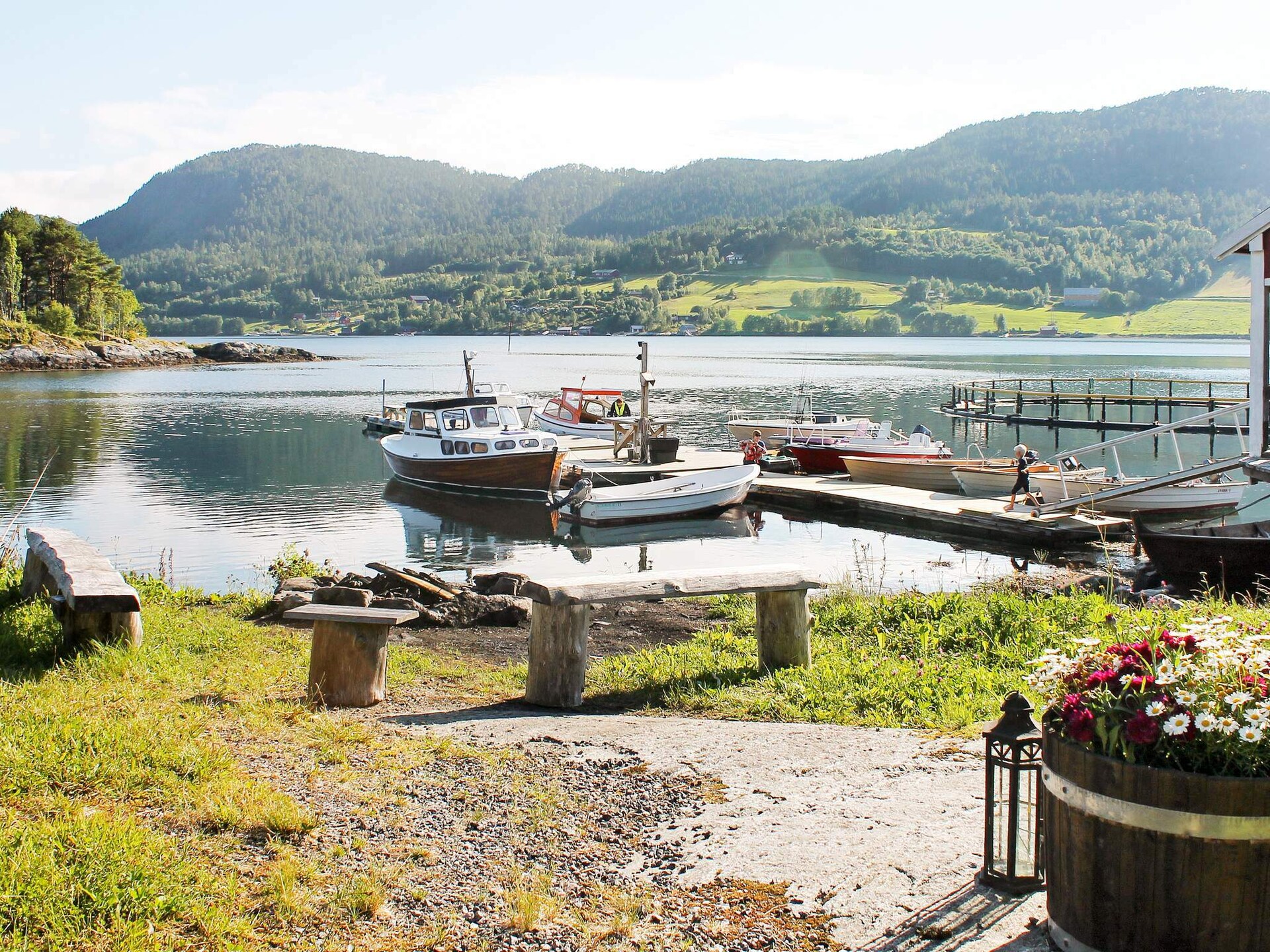 Zuidgerichte vakantiewoning aan de Skålvikfjord met fjordzicht en boothuur - foto 29