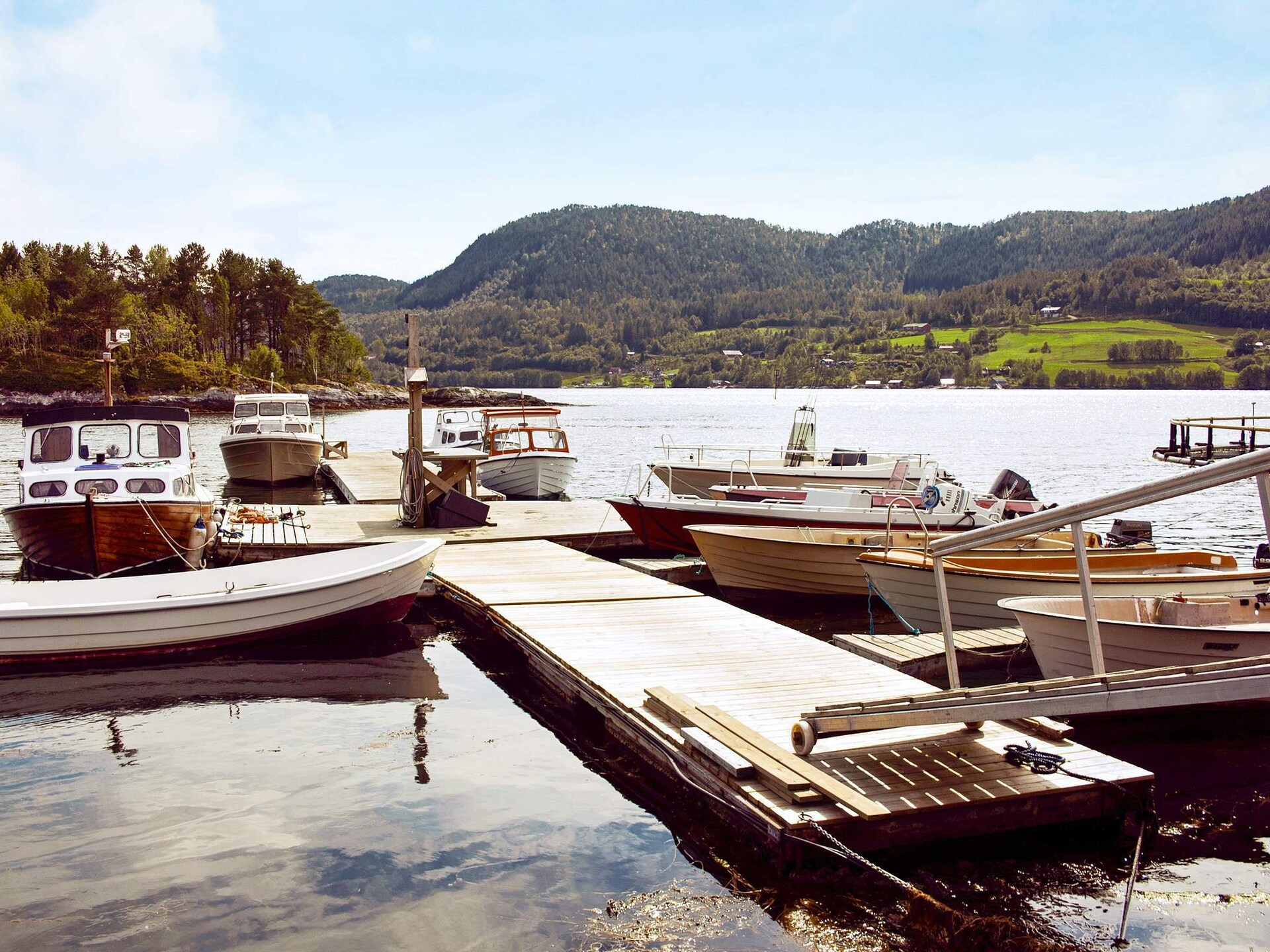 Zuidgerichte vakantiewoning aan de Skålvikfjord met fjordzicht en boothuur - foto 33