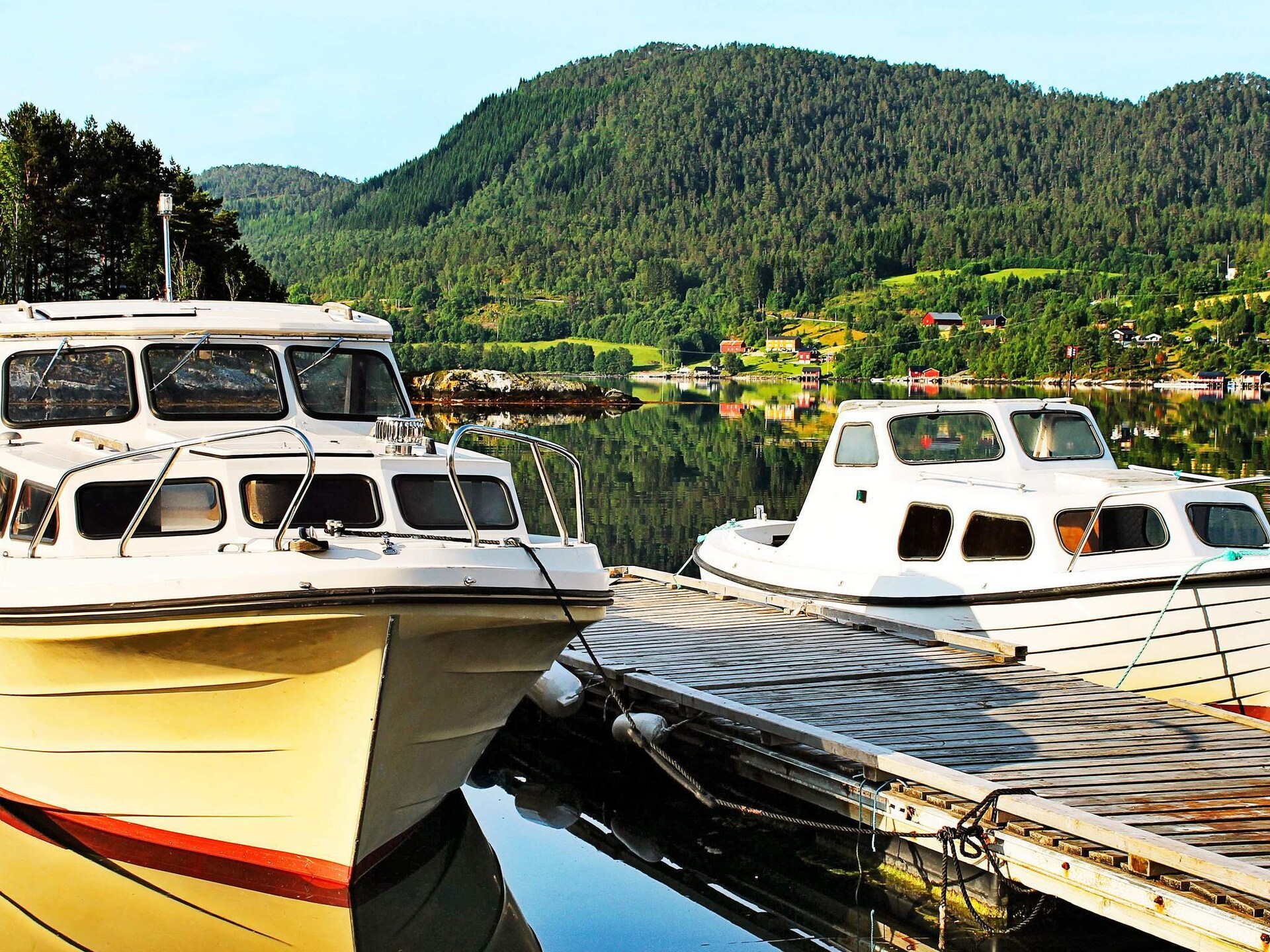 Zuidgerichte vakantiewoning aan de Skålvikfjord met fjordzicht en boothuur - foto 35