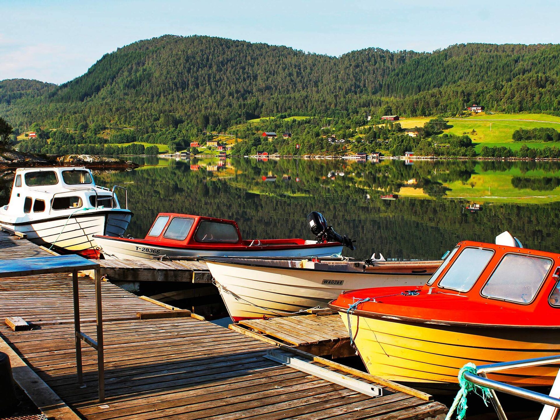 Zuidgerichte vakantiewoning aan de Skålvikfjord met fjordzicht en boothuur - foto 37