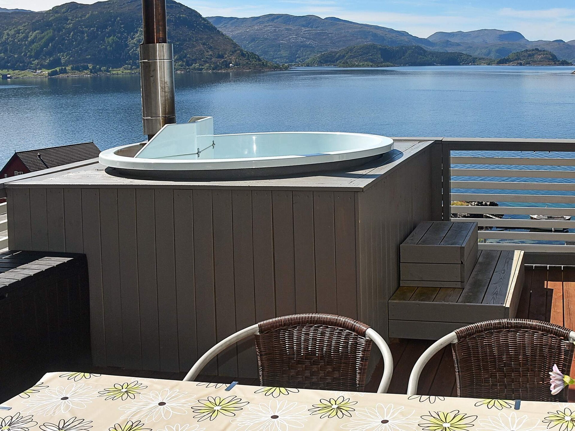 Vakantiehuis met panoramisch uitzicht, houtgestookte hot tub en bootverhuur nabij Selje - foto 3