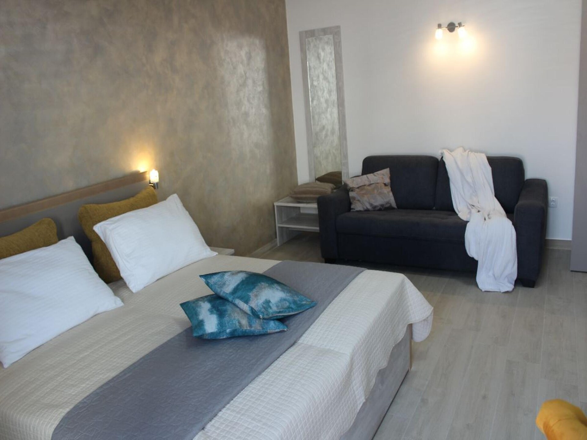 Suite 202 aan de haven van Stara Novalja met privéstrand en ontbijt - foto 12