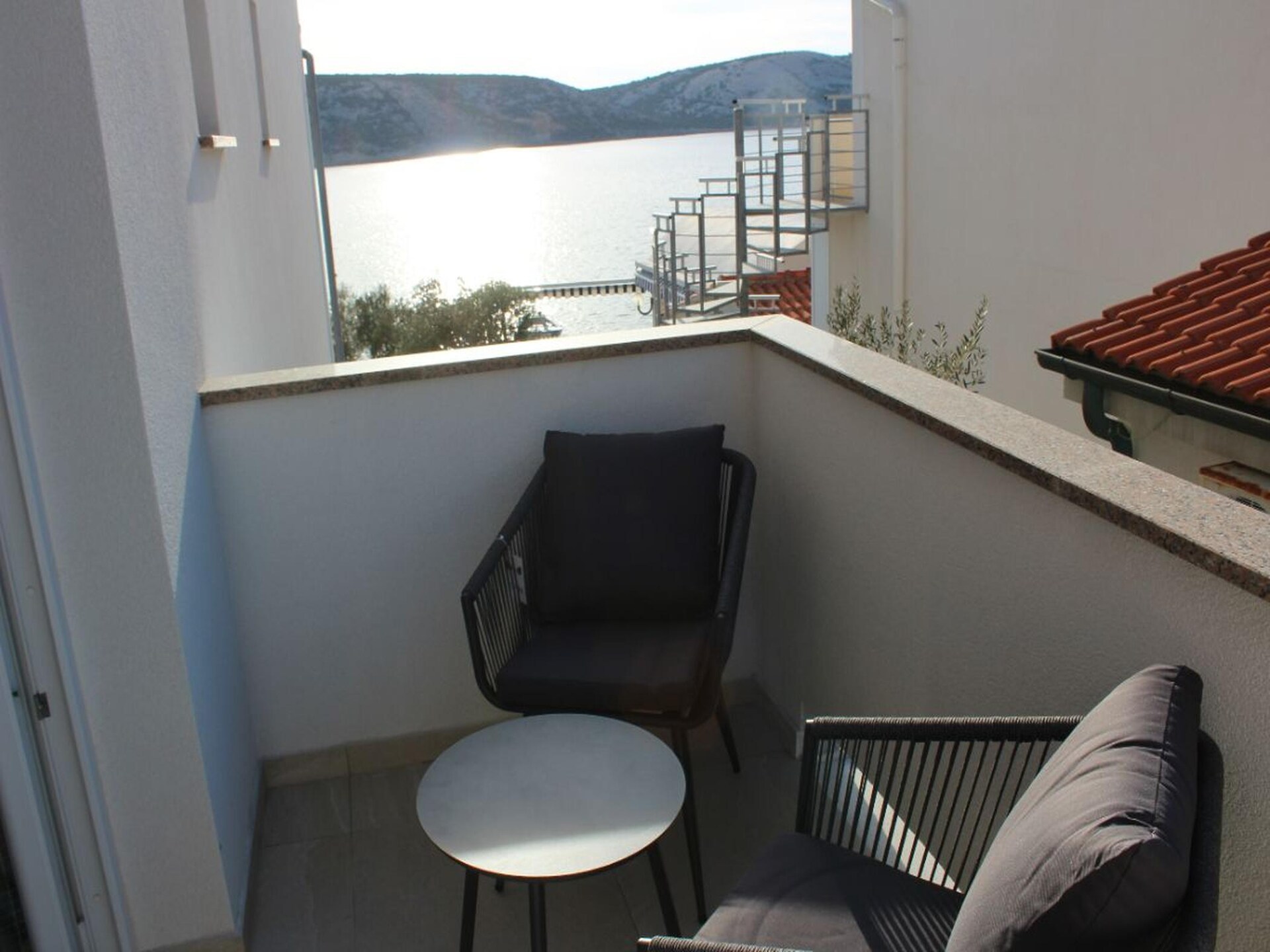 Suite 202 aan de haven van Stara Novalja met privéstrand en ontbijt - foto 4